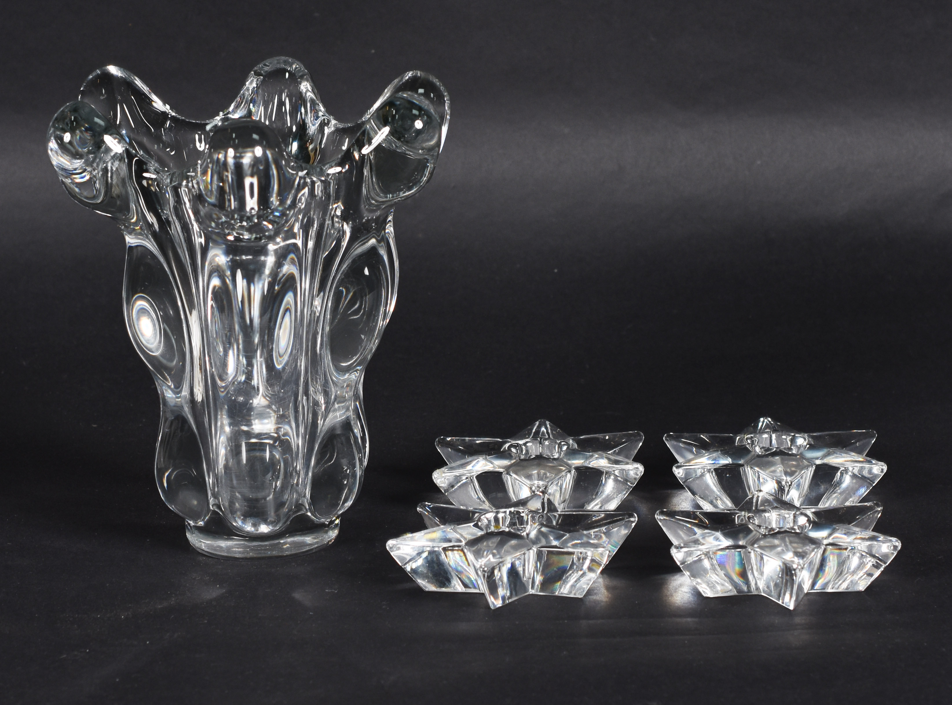 Diversas peças de cristal, sendo: Vaso Art Deco francês e 4 castiçais... - foto 2 de 6