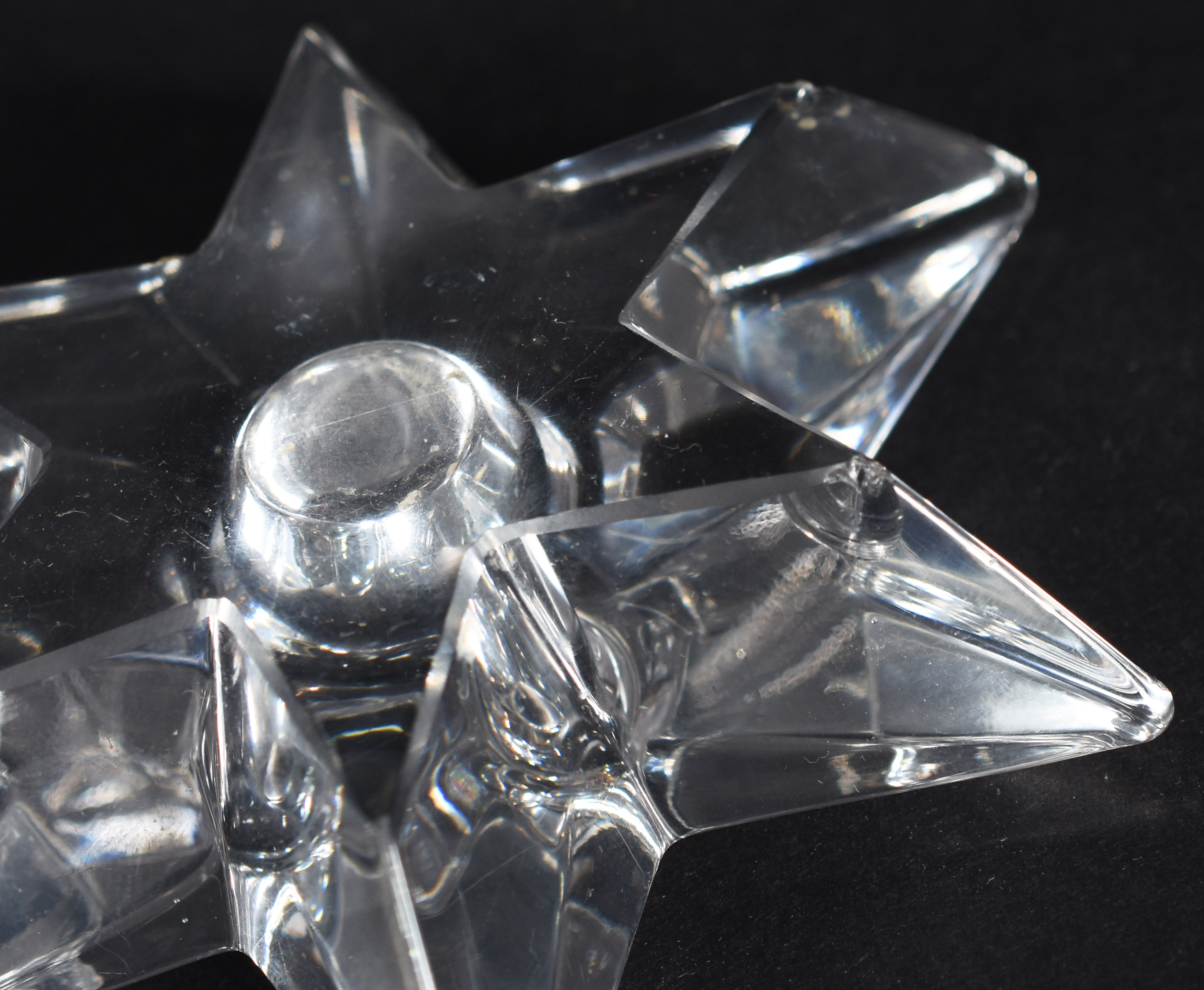 Diversas peças de cristal, sendo: Vaso Art Deco francês e 4 castiçais... - foto 4 de 6