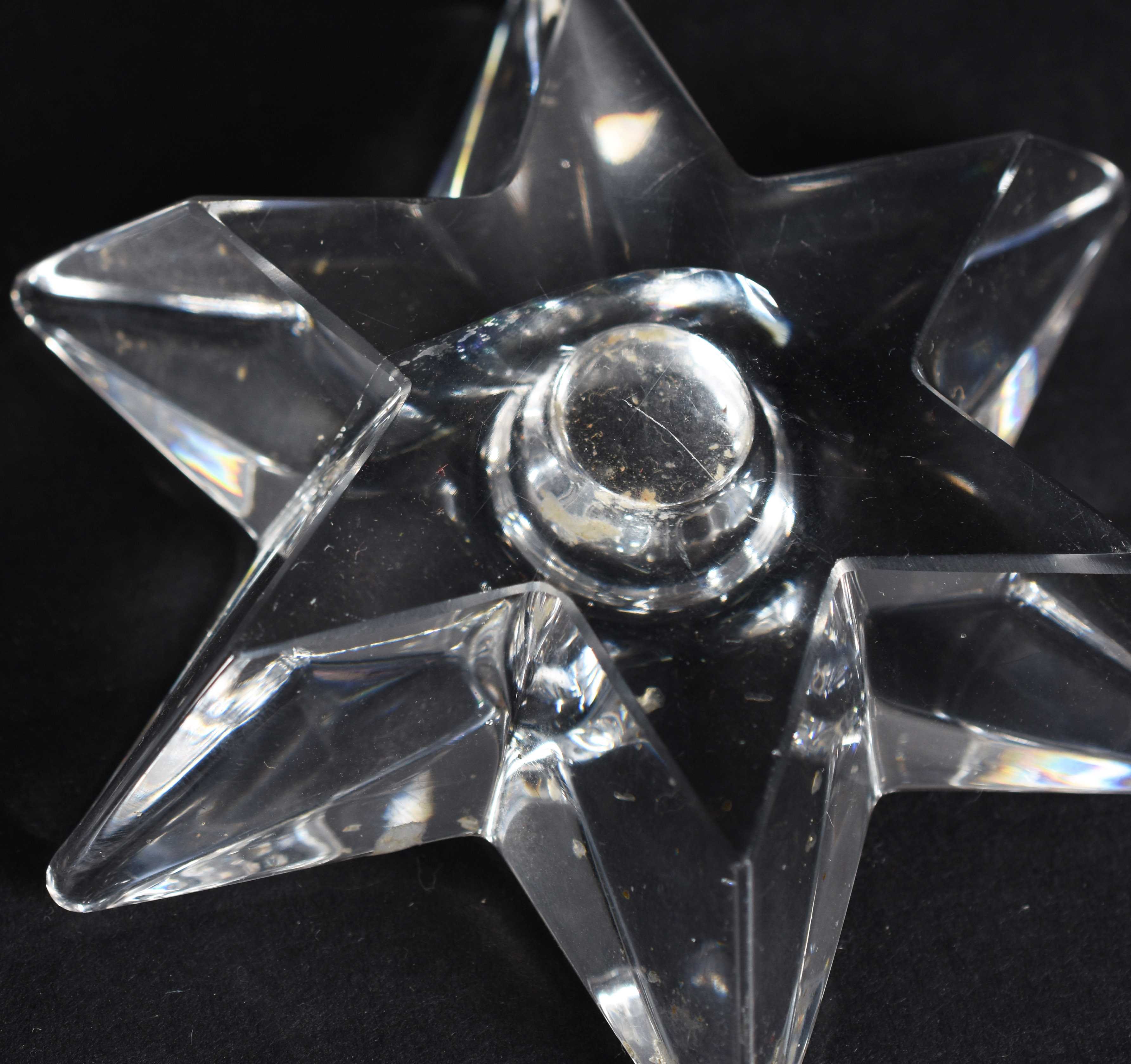 Diversas peças de cristal, sendo: Vaso Art Deco francês e 4 castiçais... - foto 6 de 6