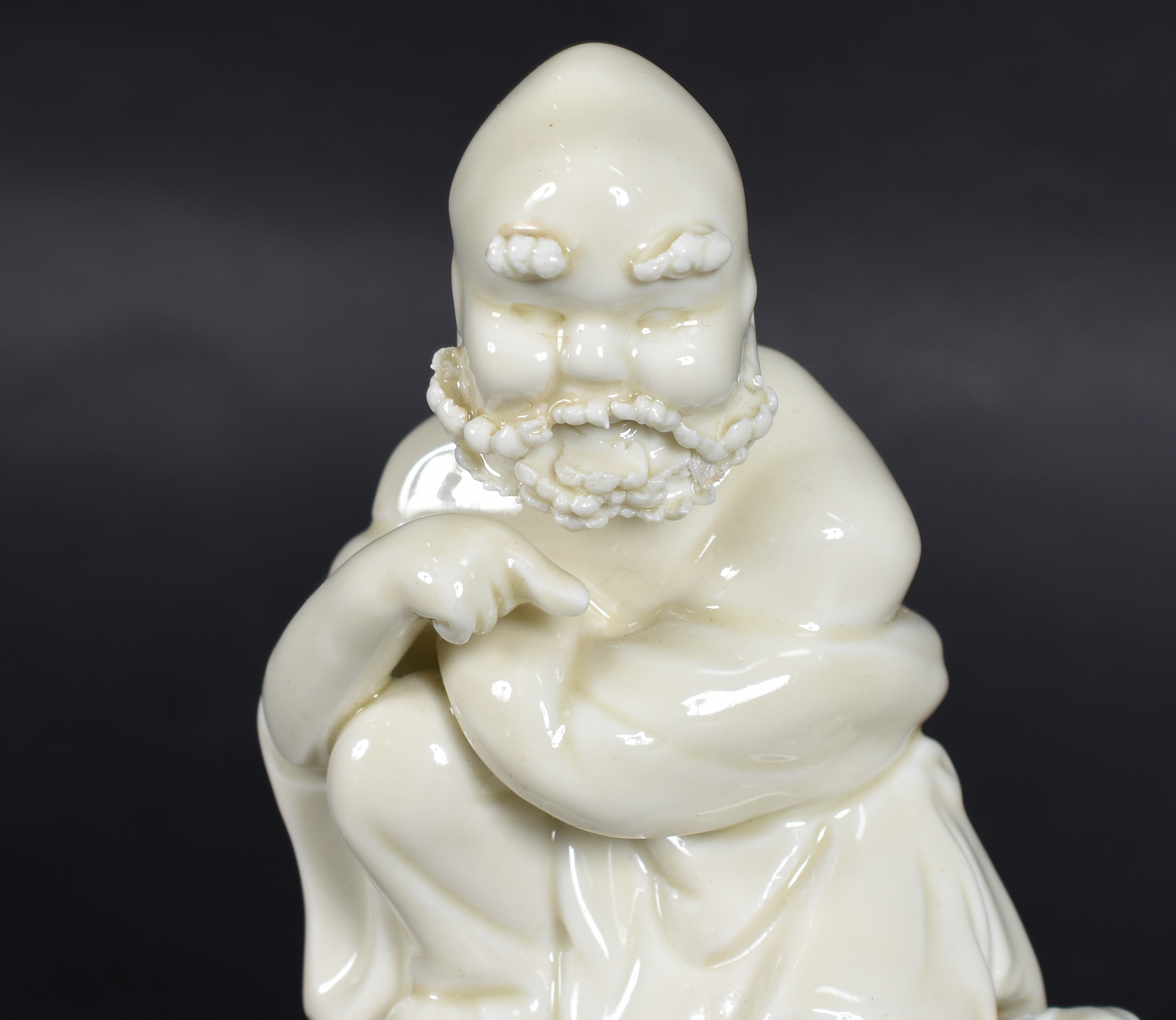 Pequena escultura em porcelana chinesa Blanc de chine representando... - foto 2 de 5