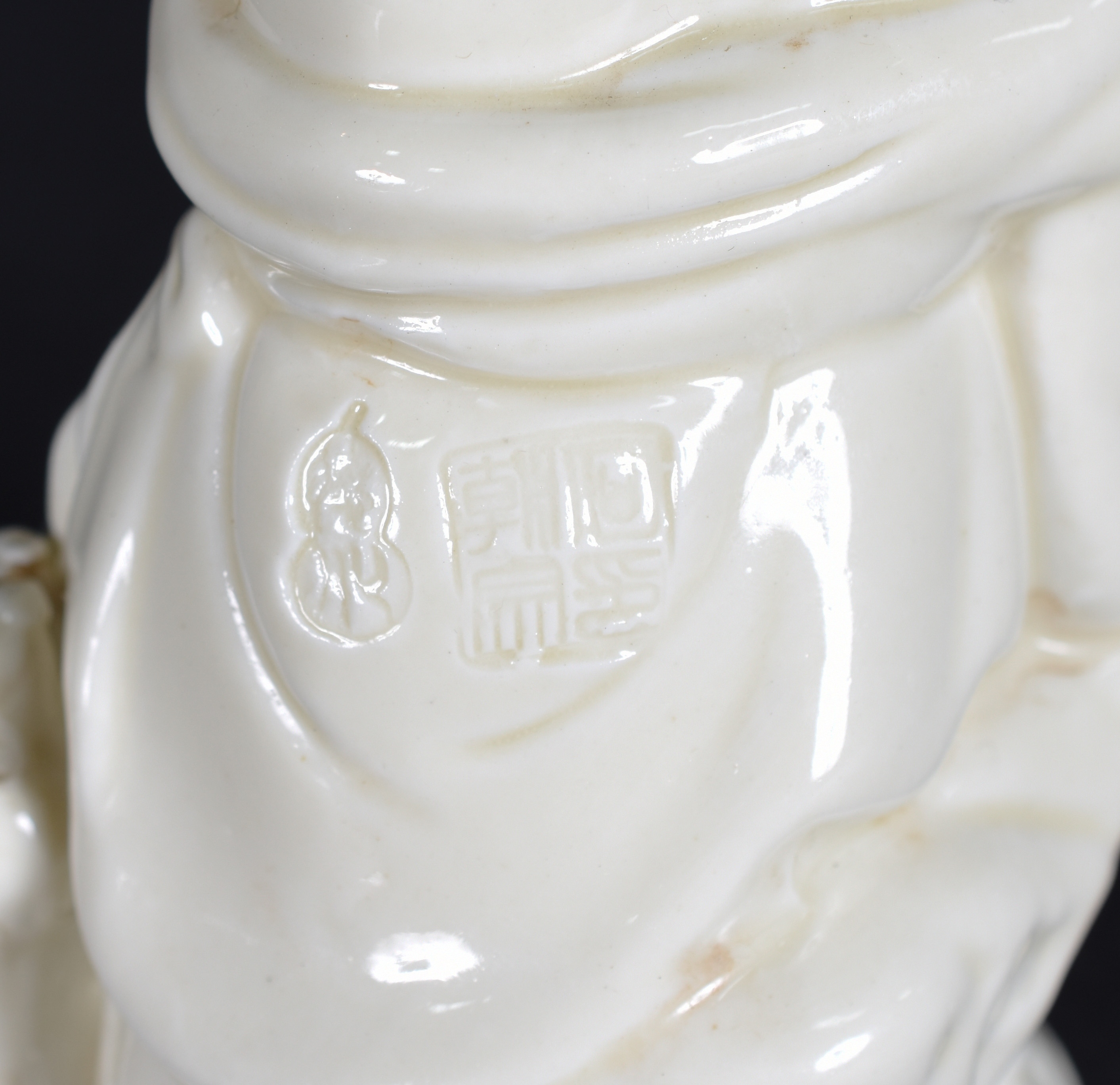 Pequena escultura em porcelana chinesa Blanc de chine representando... - foto 5 de 5