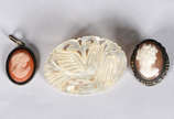 Três peças sendo 1 broche de madre pérola,  1 d... - Três peças sendo 1 broche de madre pérola,  1 de prata e 1 pingente de prata (peso total das três peças).