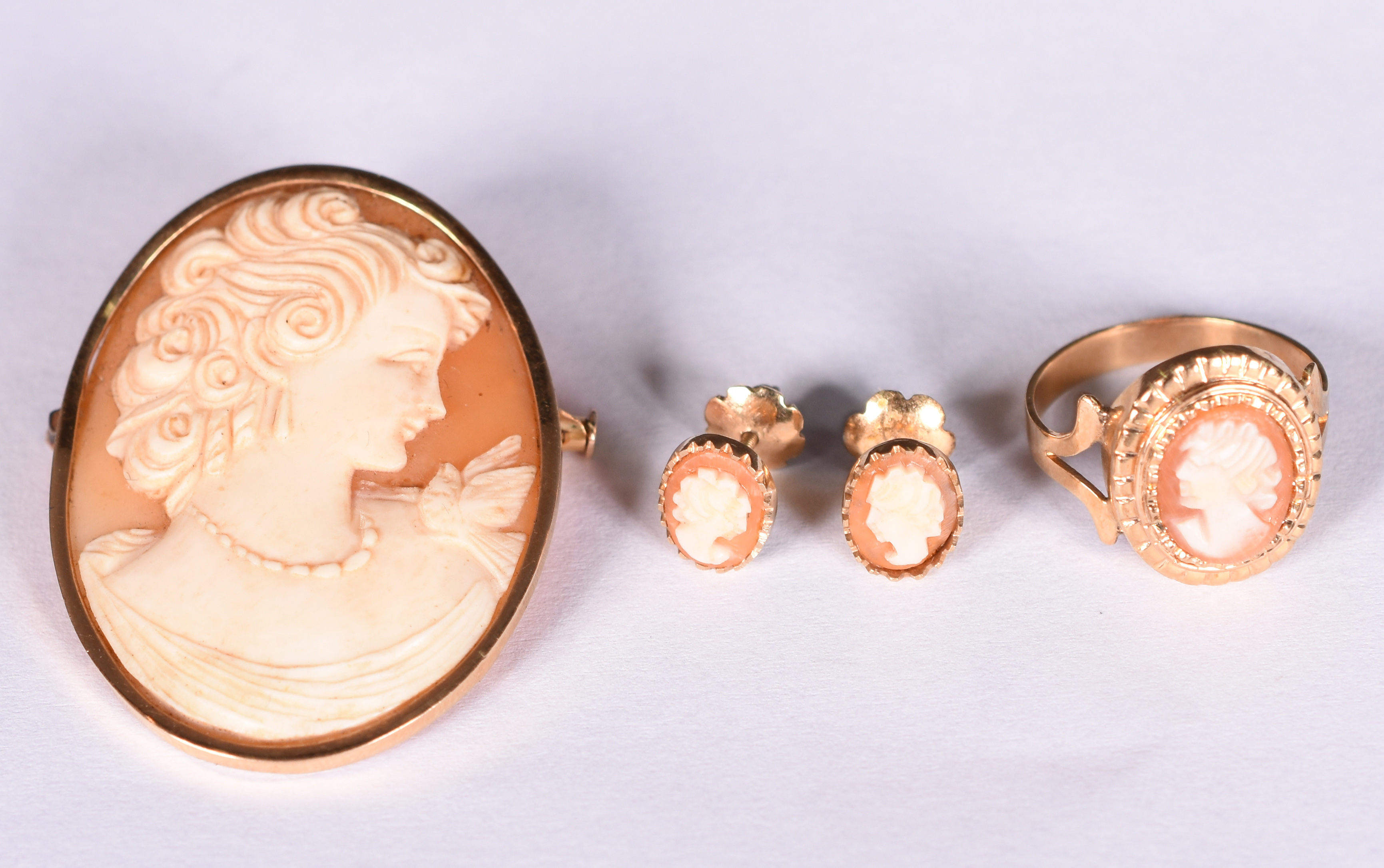 Conjunto de coral e ouro 18 k, composto por camafeu, 1 anel e 1 par... - foto 1 de 3