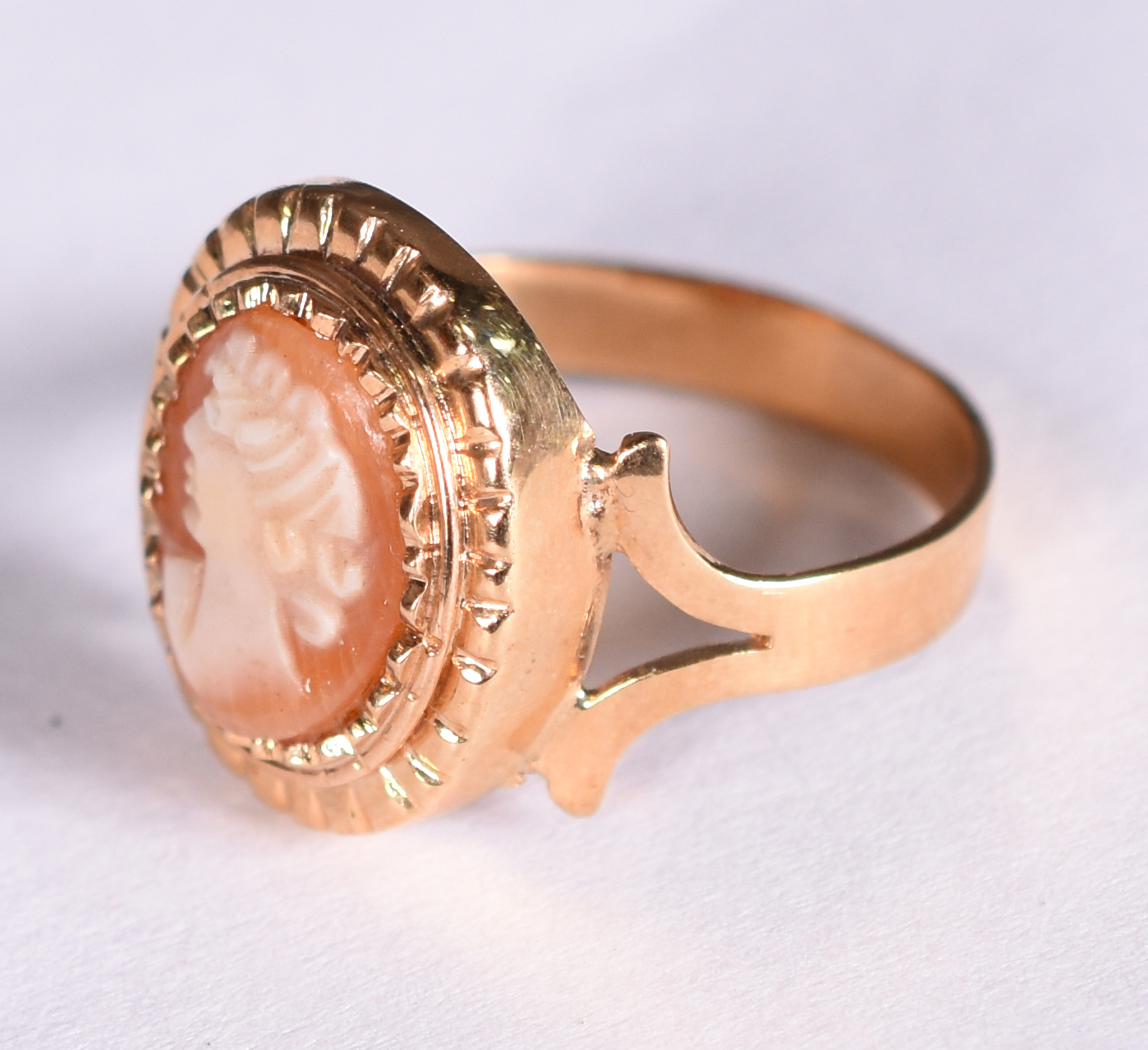 Conjunto de coral e ouro 18 k, composto por camafeu, 1 anel e 1 par... - foto 2 de 3