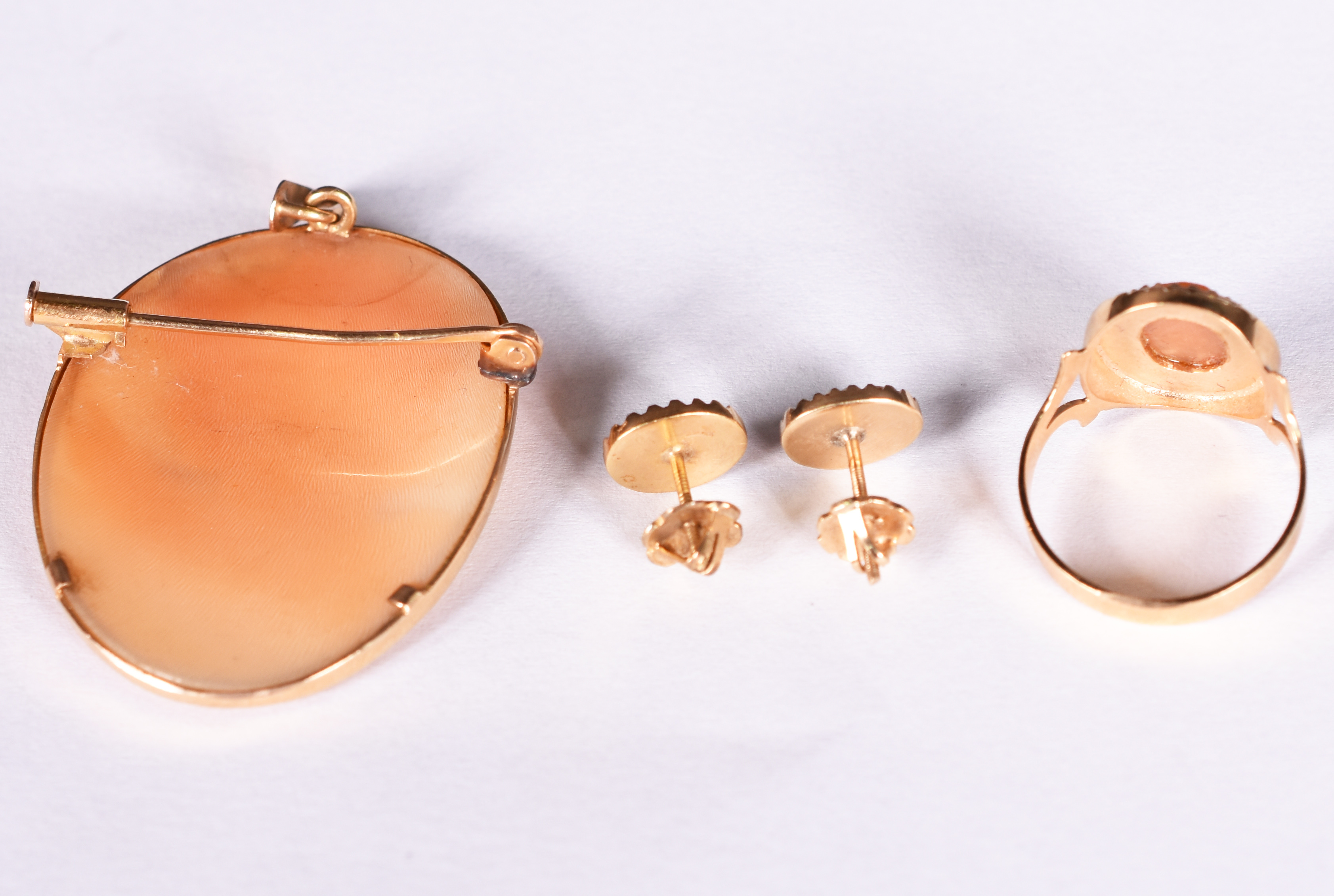Conjunto de coral e ouro 18 k, composto por camafeu, 1 anel e 1 par... - foto 3 de 3