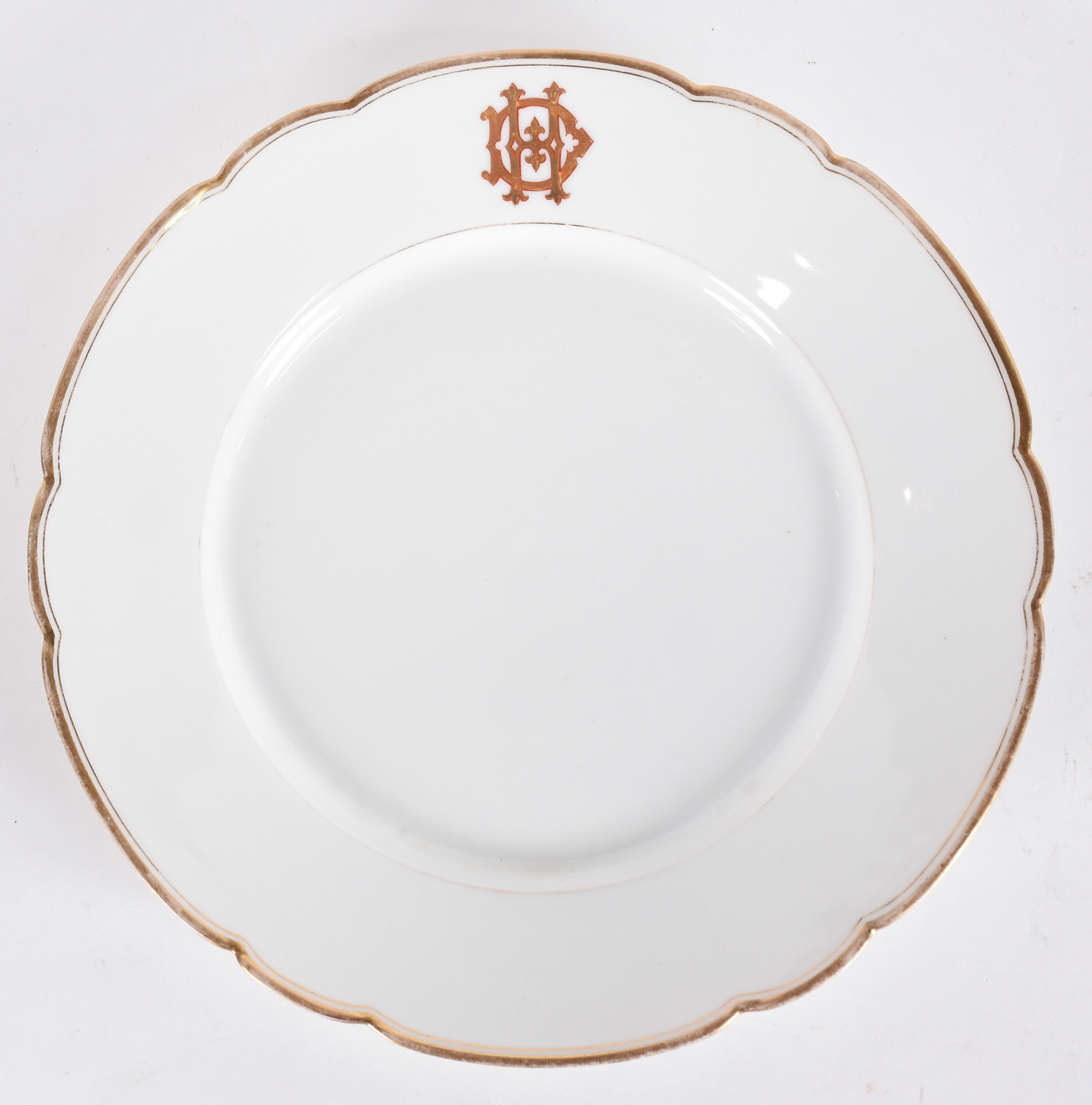 Prato de porcelana monogramado. - foto 1 de 3