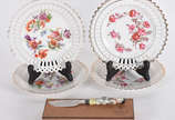 Quatro pratos de porcelana francesa Vieux Paris... - Quatro pratos de porcelana francesa Vieux Paris, bordas vazadas decoradas com arranjos florais em policromia, séc XIX. Acompanha faca para queij...
