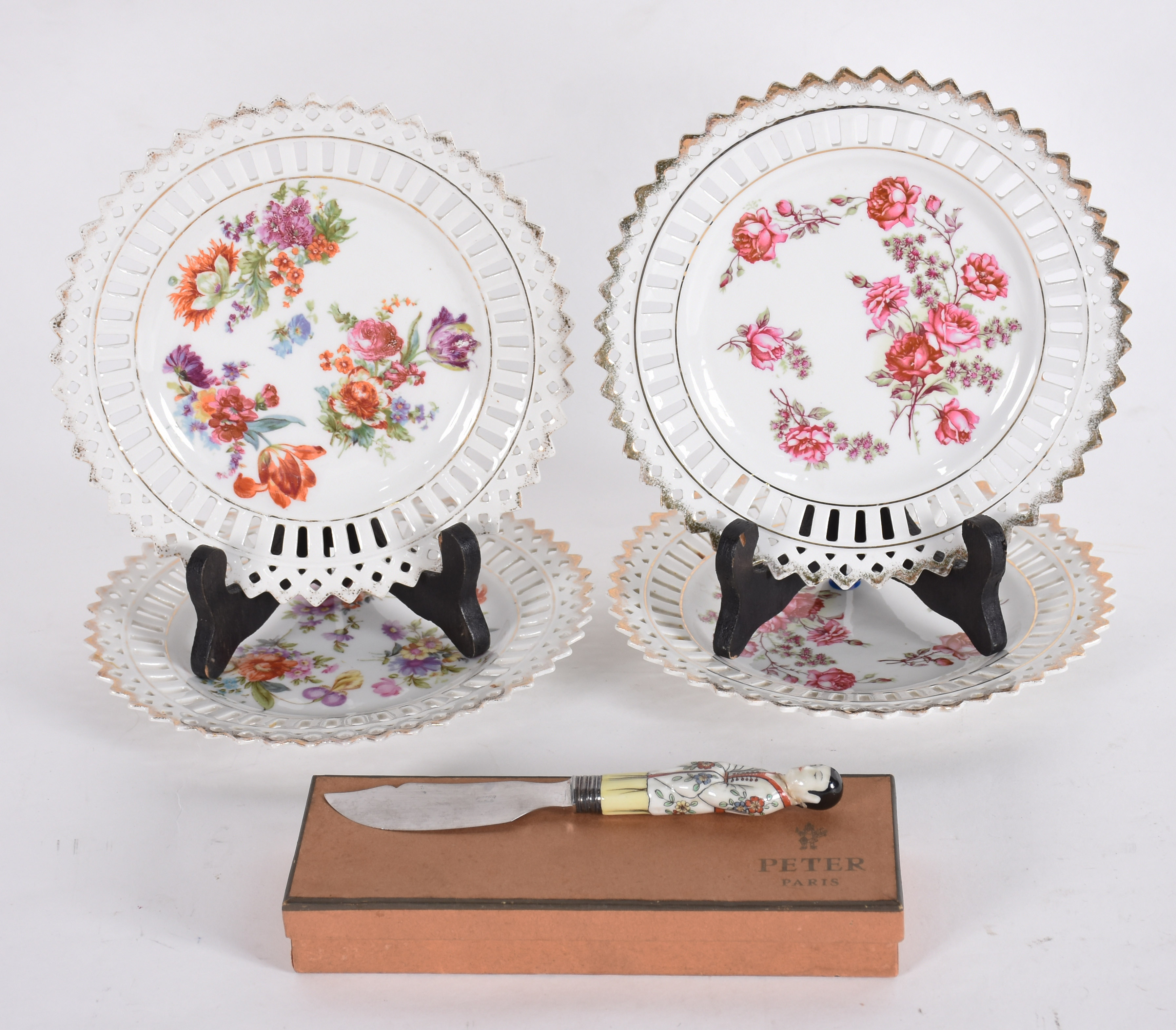 Quatro pratos de porcelana francesa Vieux Paris, bordas vazadas... - foto 1 de 4