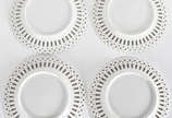 Quatro pratos de porcelana francesa Vieux Paris... - Quatro pratos de porcelana francesa Vieux Paris, bordas vazadas decoradas com arranjos florais em policromia, séc XIX. Acompanha faca para queij...