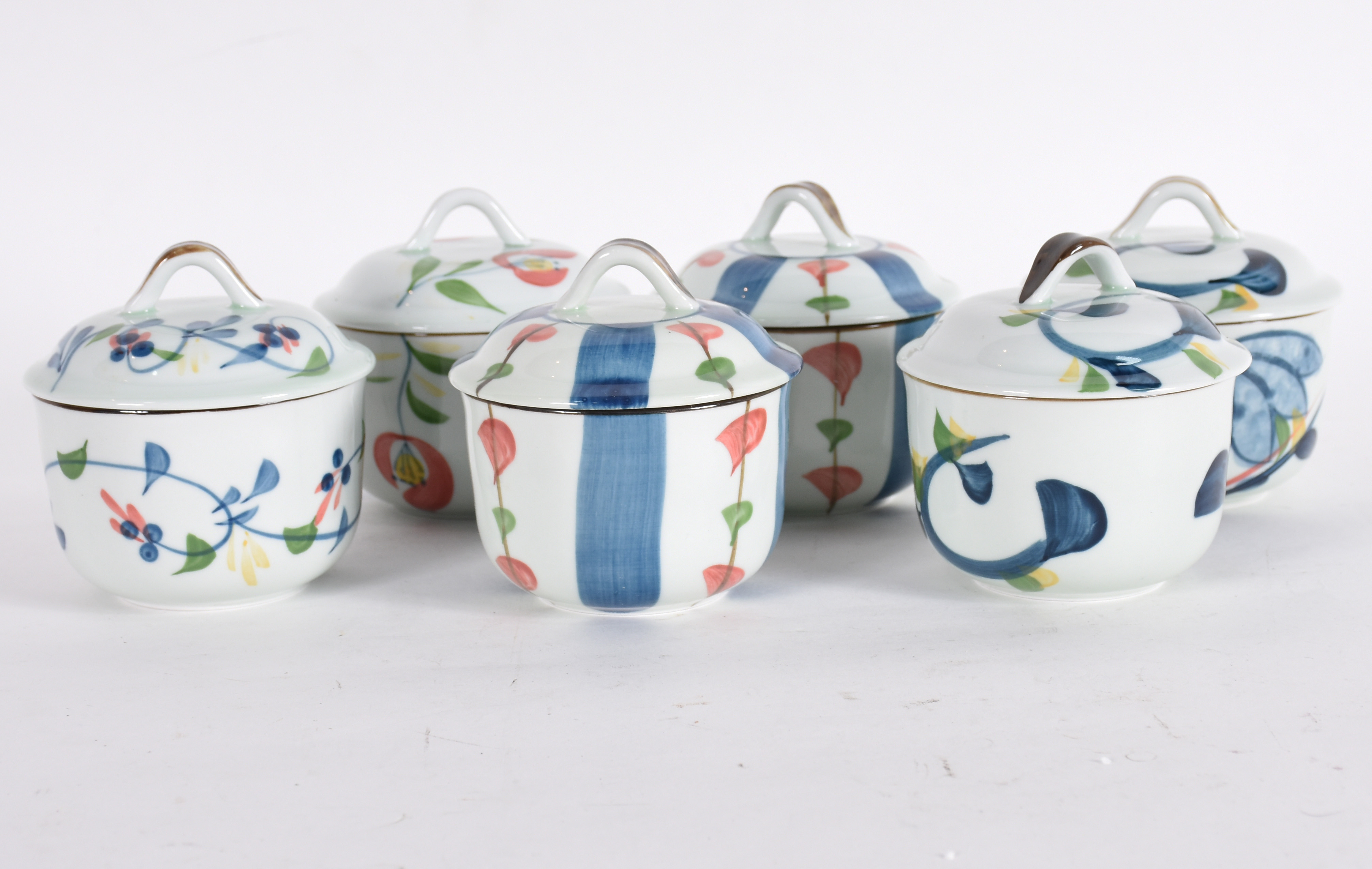 Seis bowls com tampas de porcelana japonesa, decorados com motivos... - foto 1 de 5