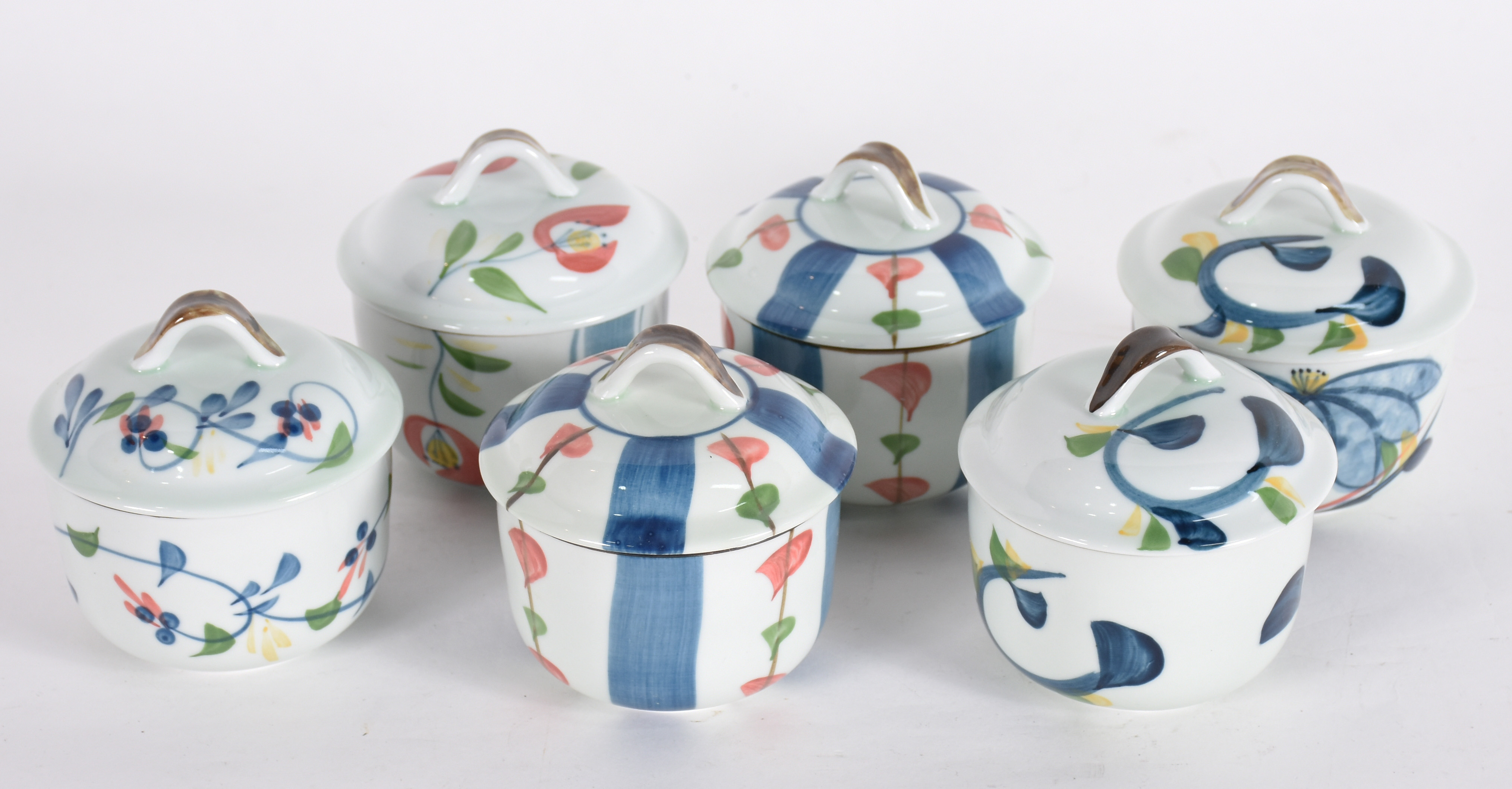 Seis bowls com tampas de porcelana japonesa, decorados com motivos... - foto 2 de 5