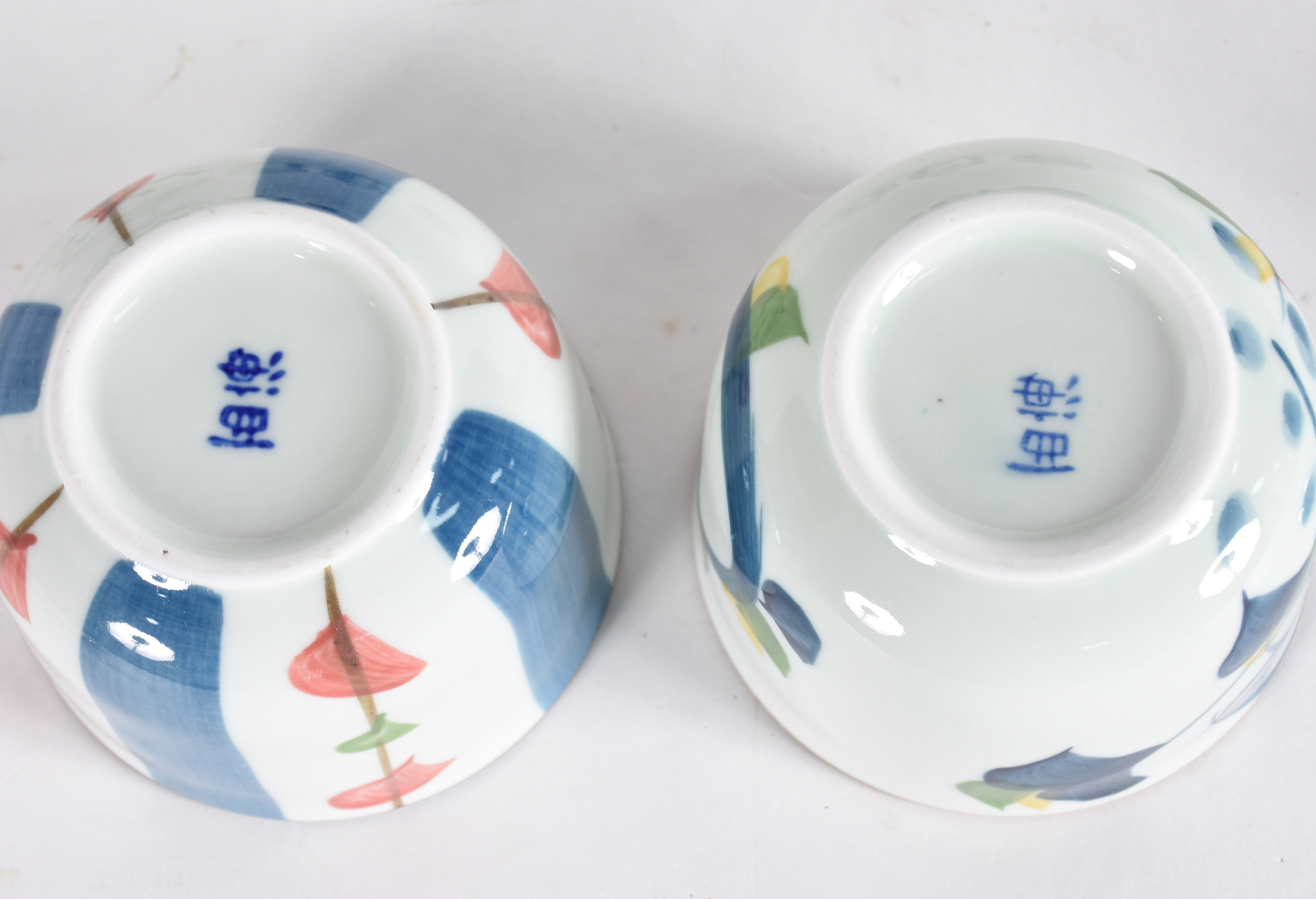Seis bowls com tampas de porcelana japonesa, decorados com motivos... - foto 4 de 5