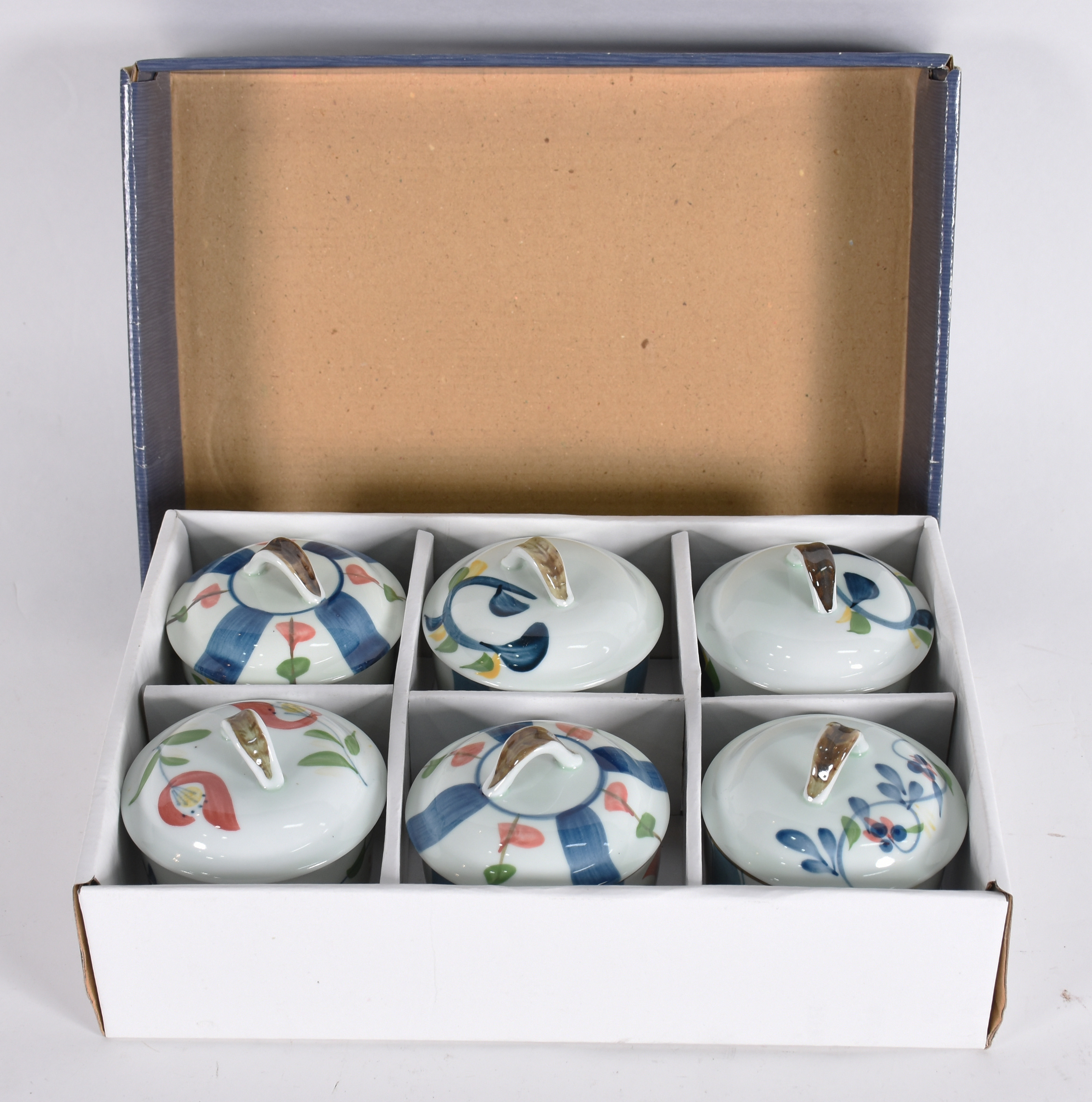 Seis bowls com tampas de porcelana japonesa, decorados com motivos... - foto 5 de 5