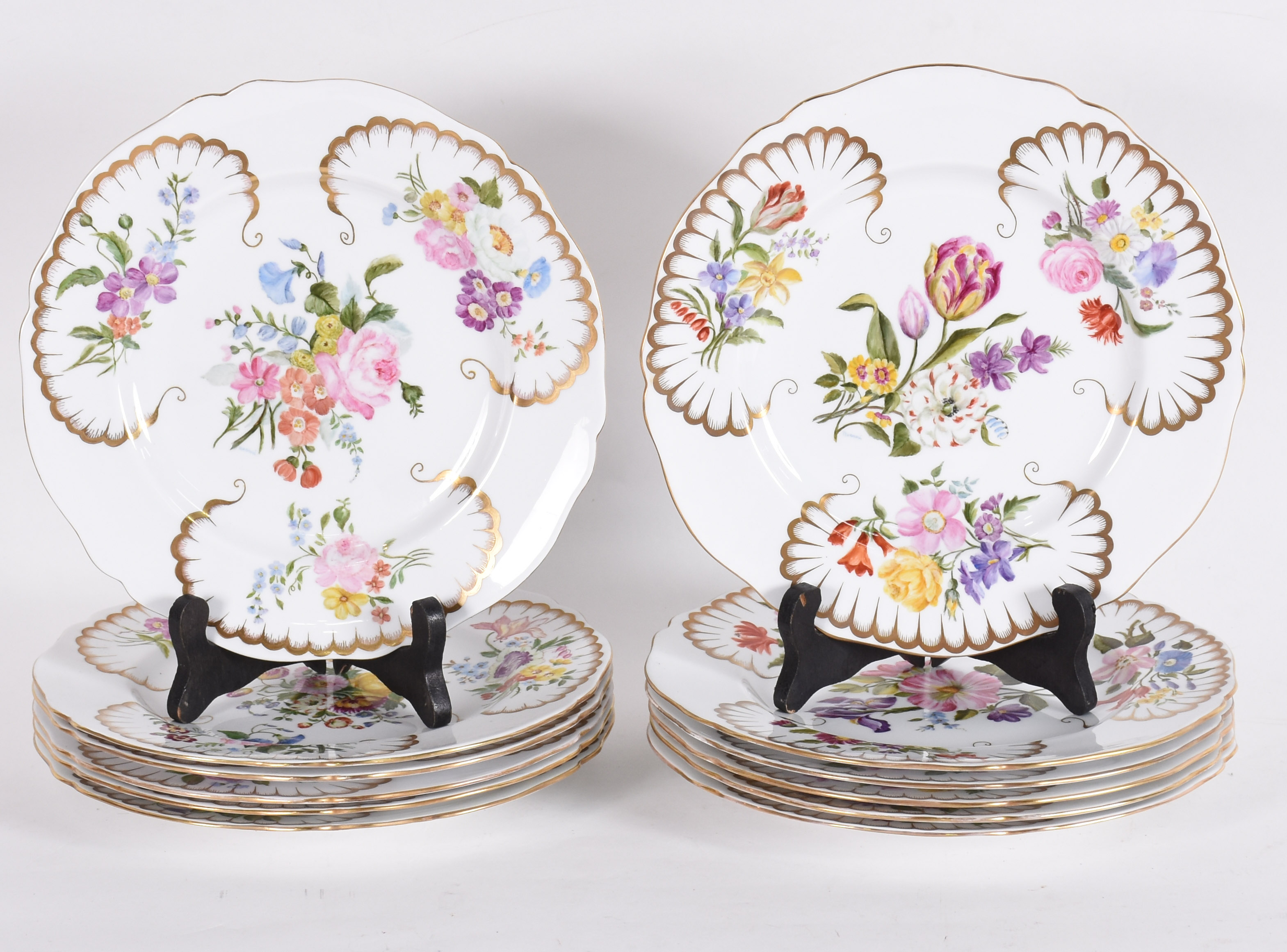 Doze pratos de porcelana inglesa com flores e policromia. - foto 1 de 4