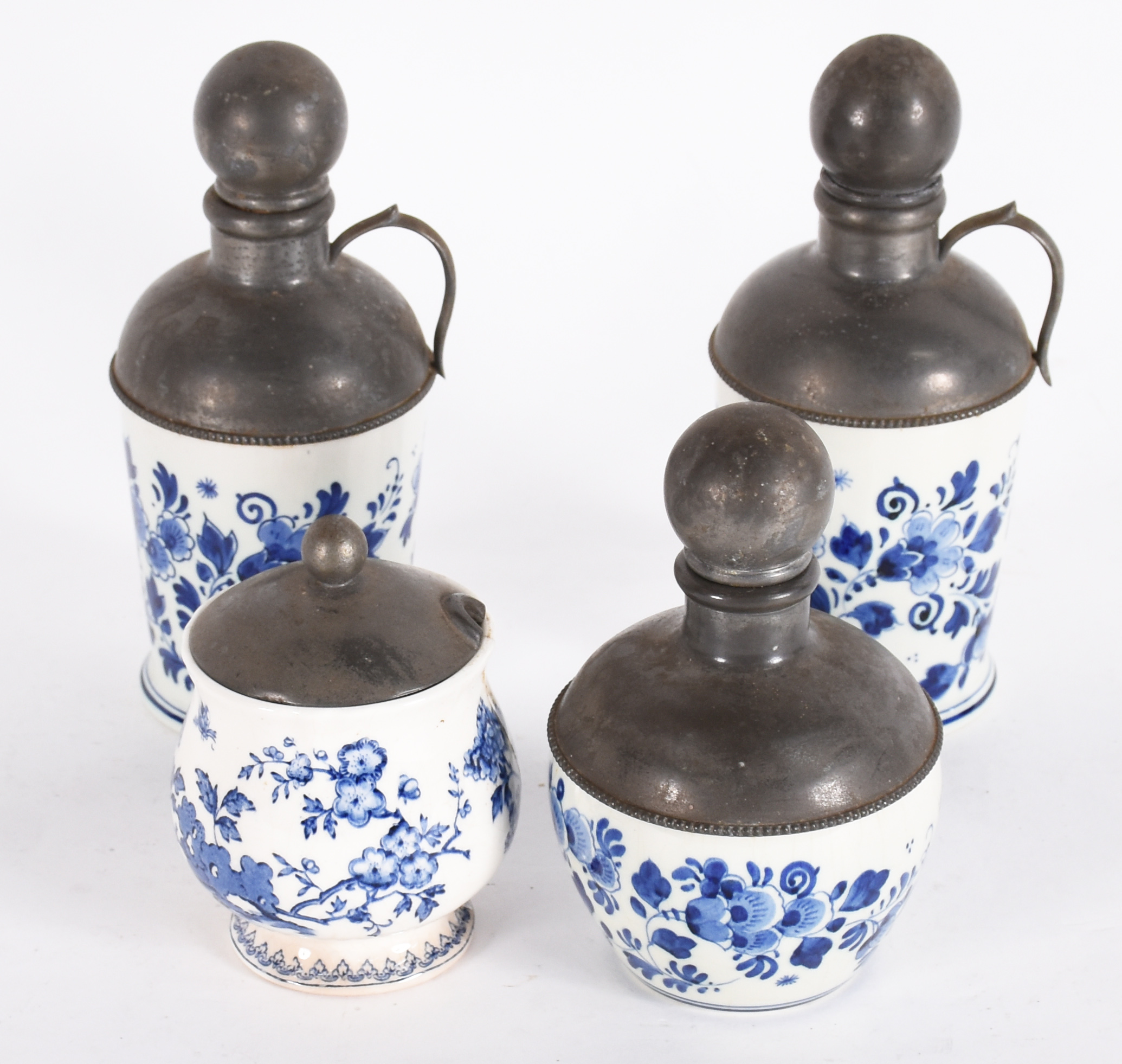 Conjunto com 4 peças de faiança européia, com montagens em estanho... - foto 1 de 6