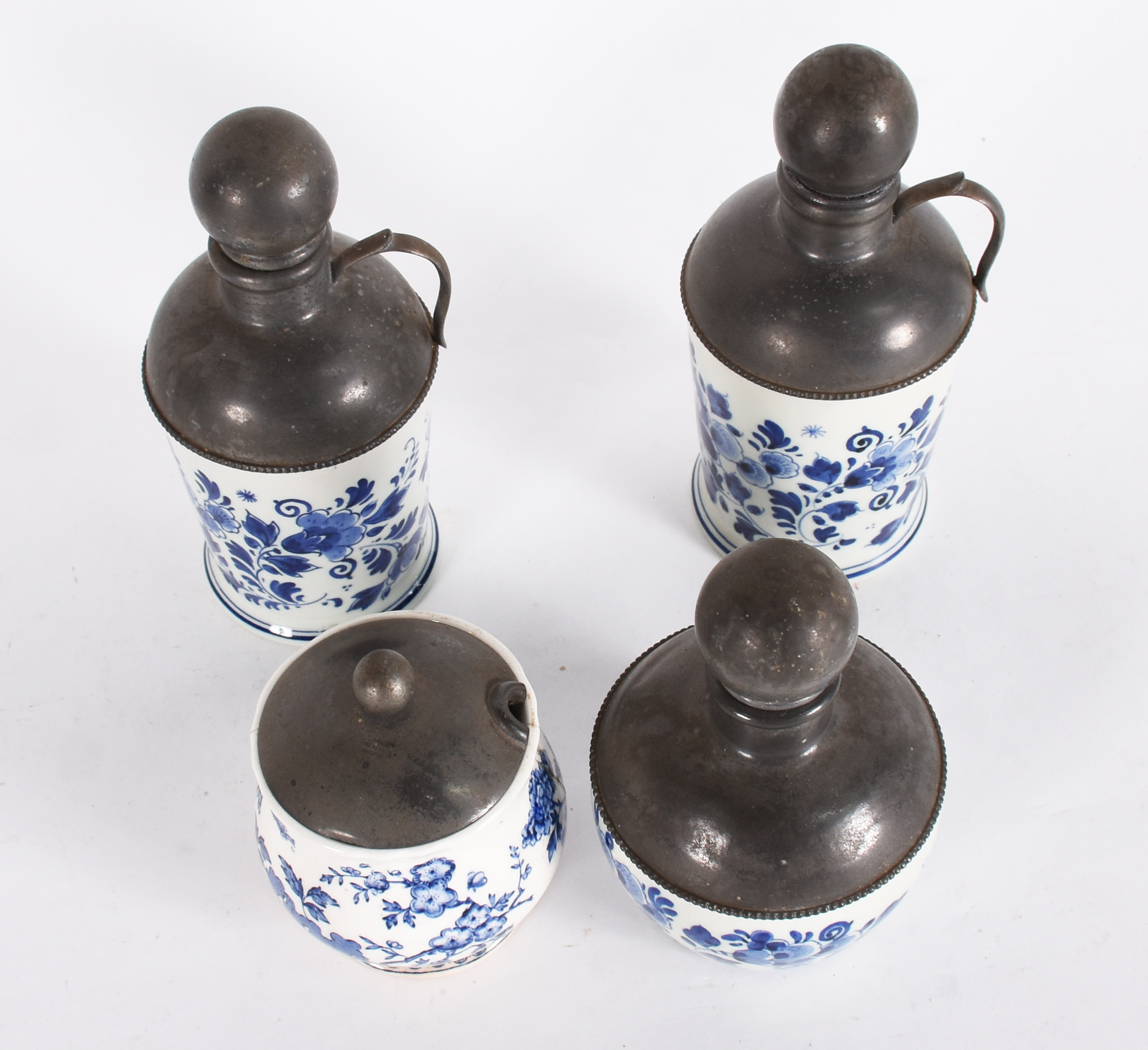 Conjunto com 4 peças de faiança européia, com montagens em estanho... - foto 2 de 6