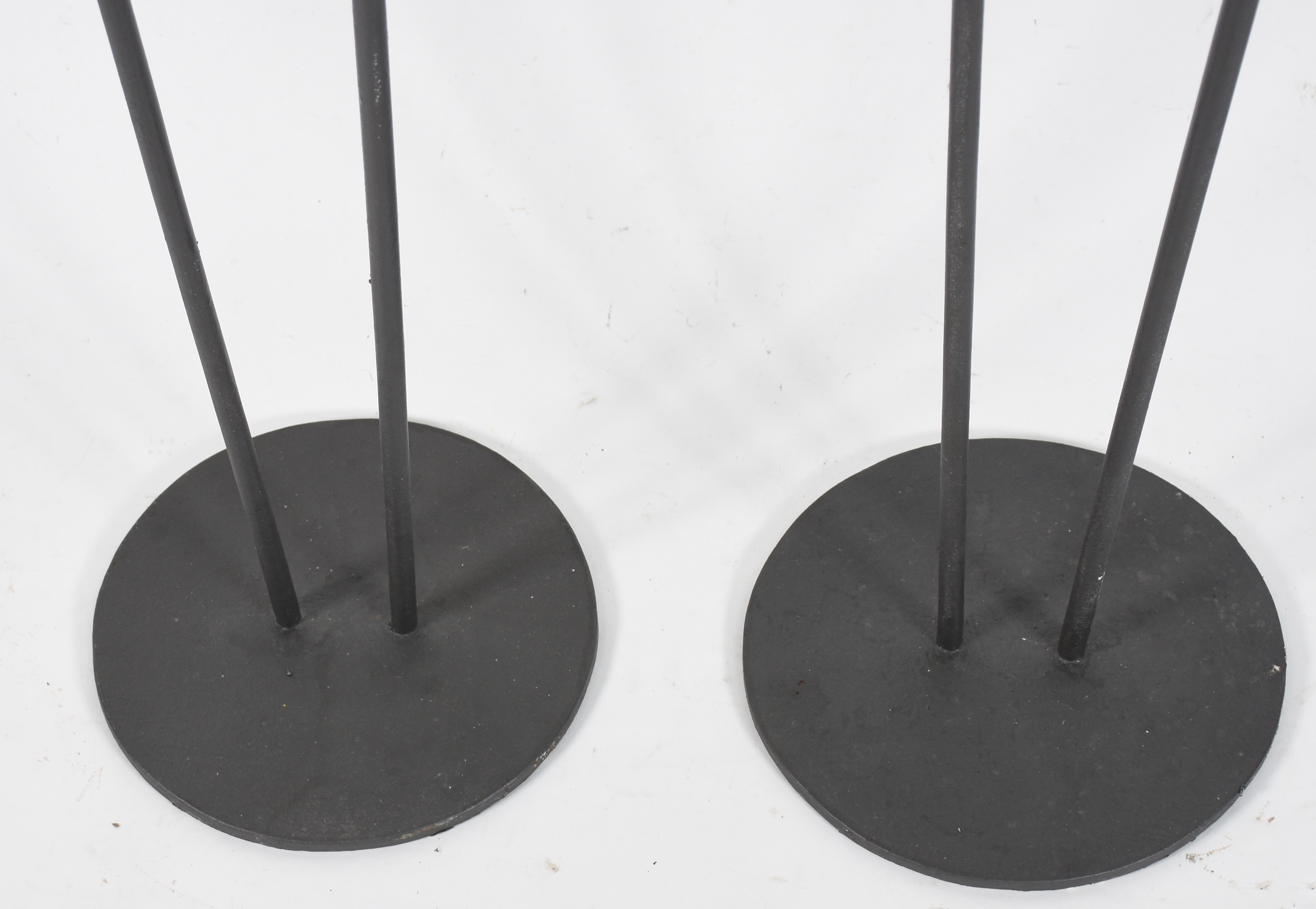 Par de tocheiros de metal, design moderno. - foto 4 de 4