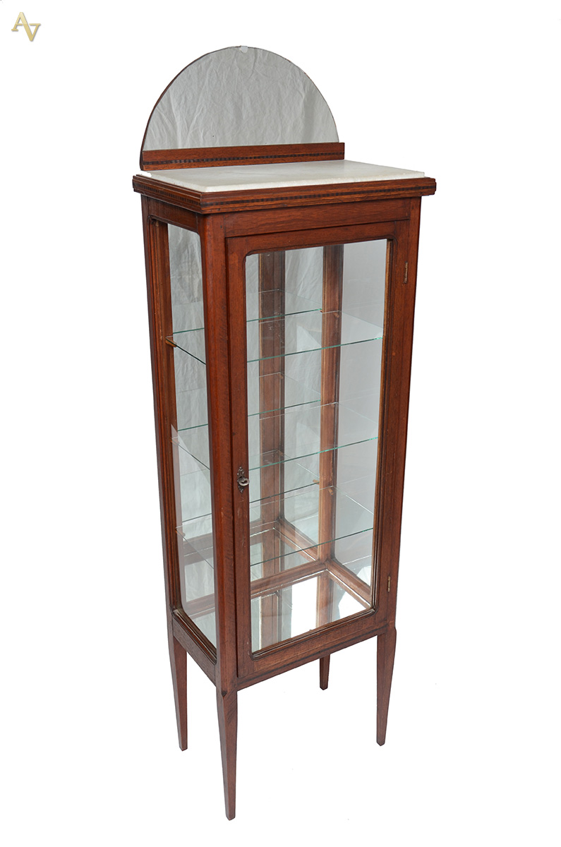 Vitrine de madeira nobre, fundo espelhado, prateleiras de vidro e...