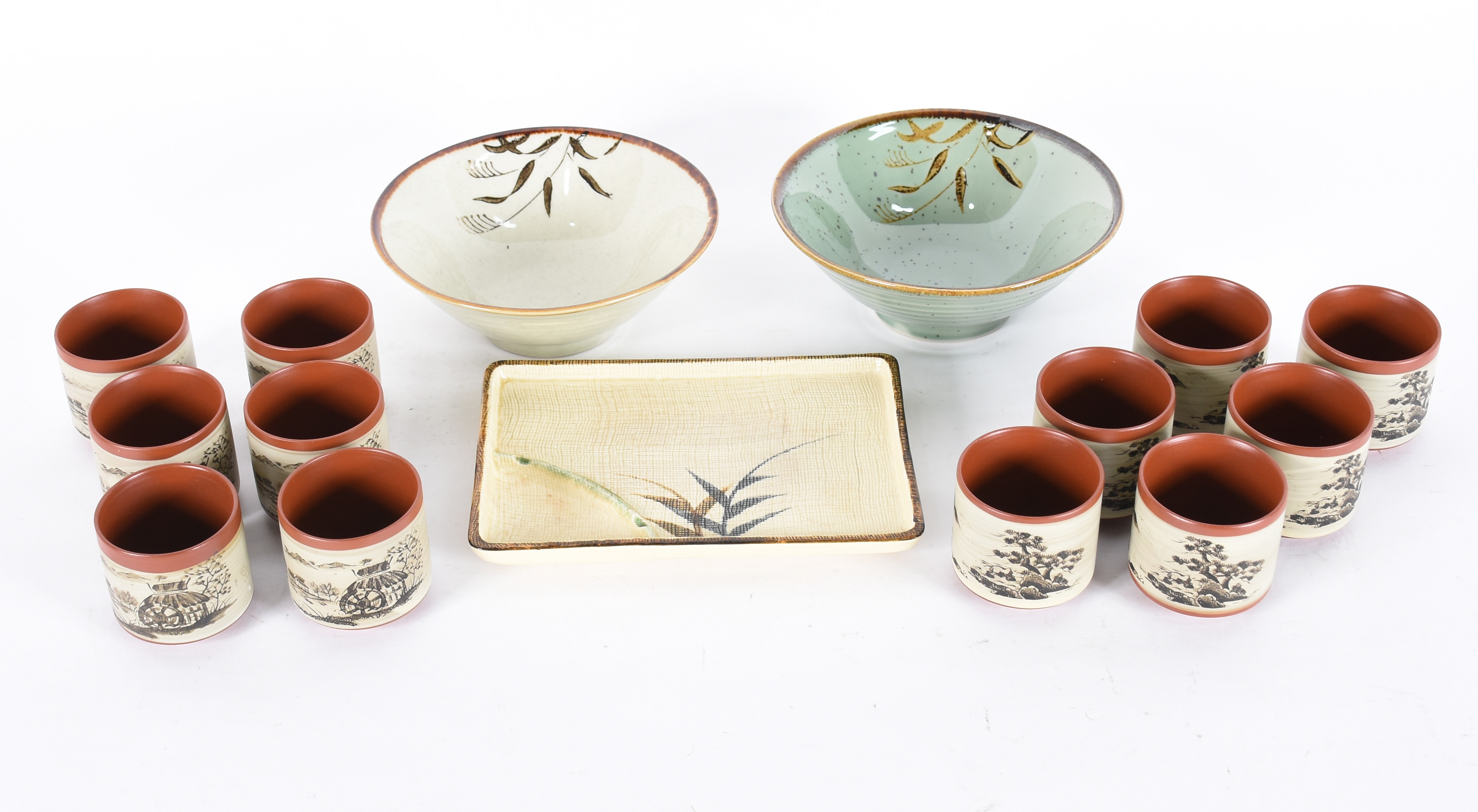 Dois bowls e uma bandeja retangular de porcelana japonesa decorada... - foto 1 de 4