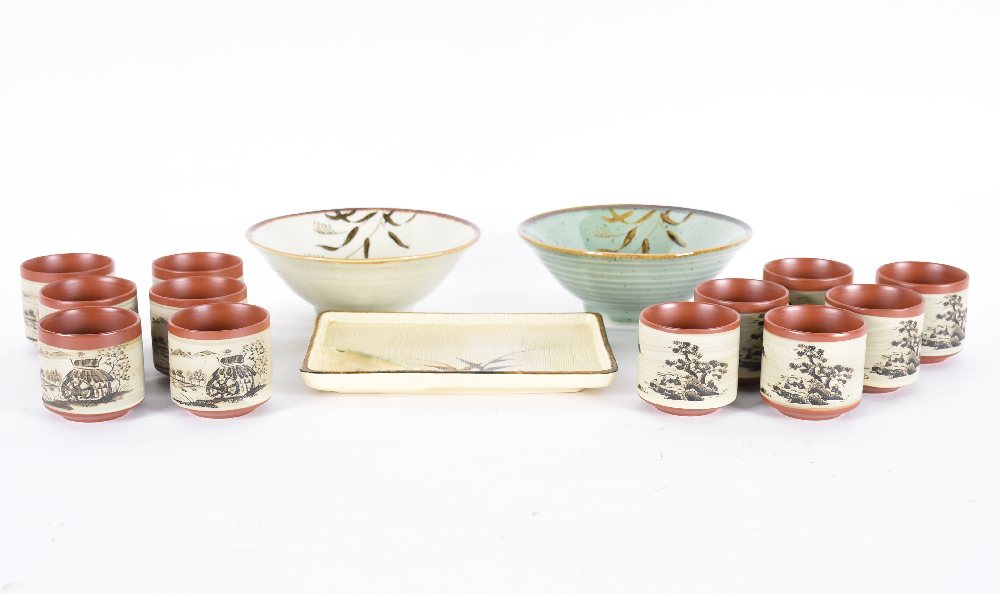 Dois bowls e uma bandeja retangular de porcelana japonesa decorada... - foto 2 de 4