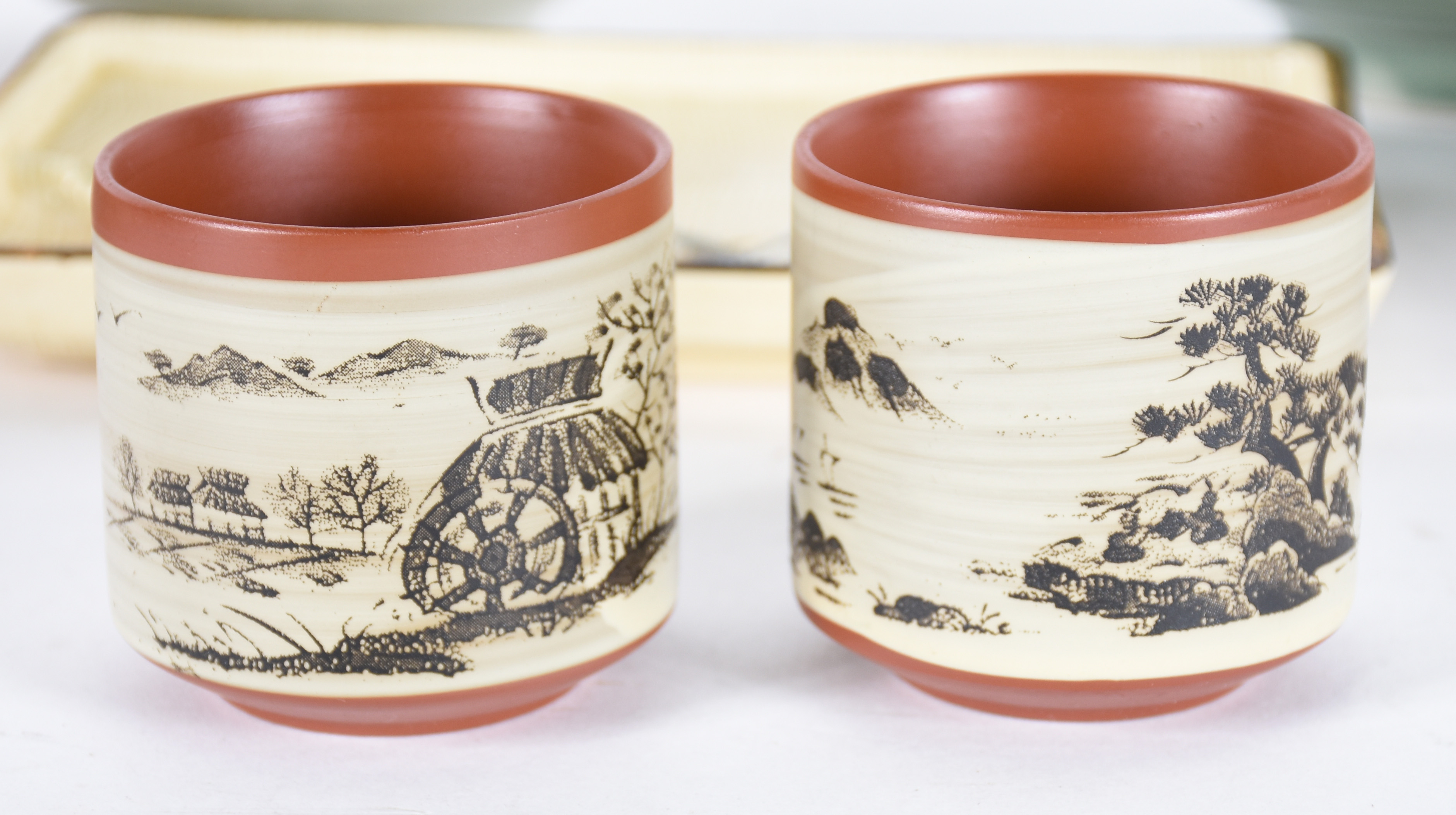 Dois bowls e uma bandeja retangular de porcelana japonesa decorada... - foto 3 de 4