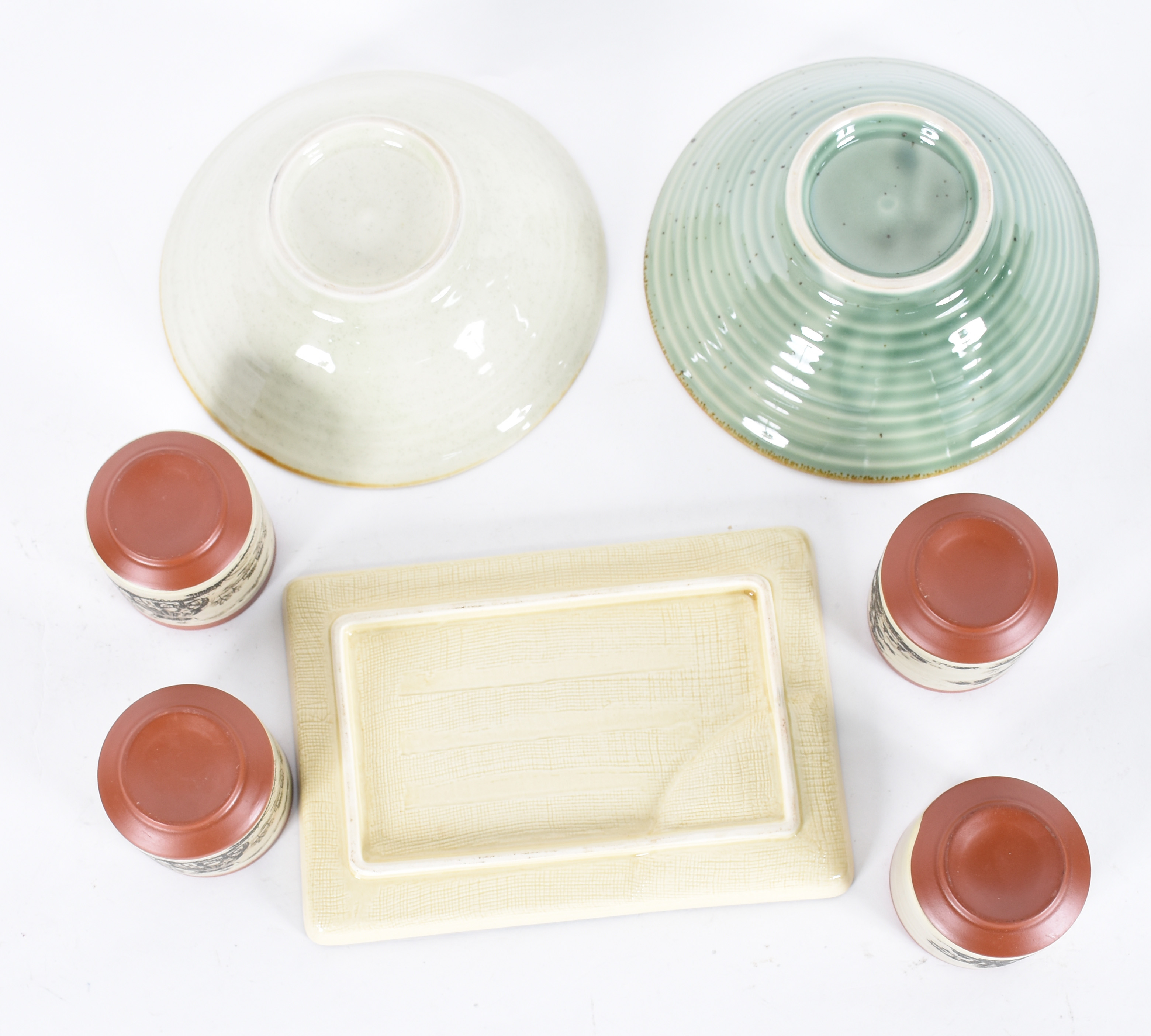 Dois bowls e uma bandeja retangular de porcelana japonesa decorada... - foto 4 de 4