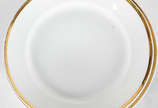 Aparelho de jantar de porcelana branca com fris... - Aparelho de jantar de porcelana branca com friso dourado composto de 58 pratos rasos, 28 pratos de sobremesa, 19 pratos fundos,  9 travessas ova...