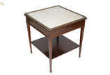 Mesa lateral de madeira nobre com tampo de márm... - Mesa lateral de madeira nobre com tampo de mármore e cercadura de bronze. Medidas 0,60 x 0,60 m e altura 0,69 m.