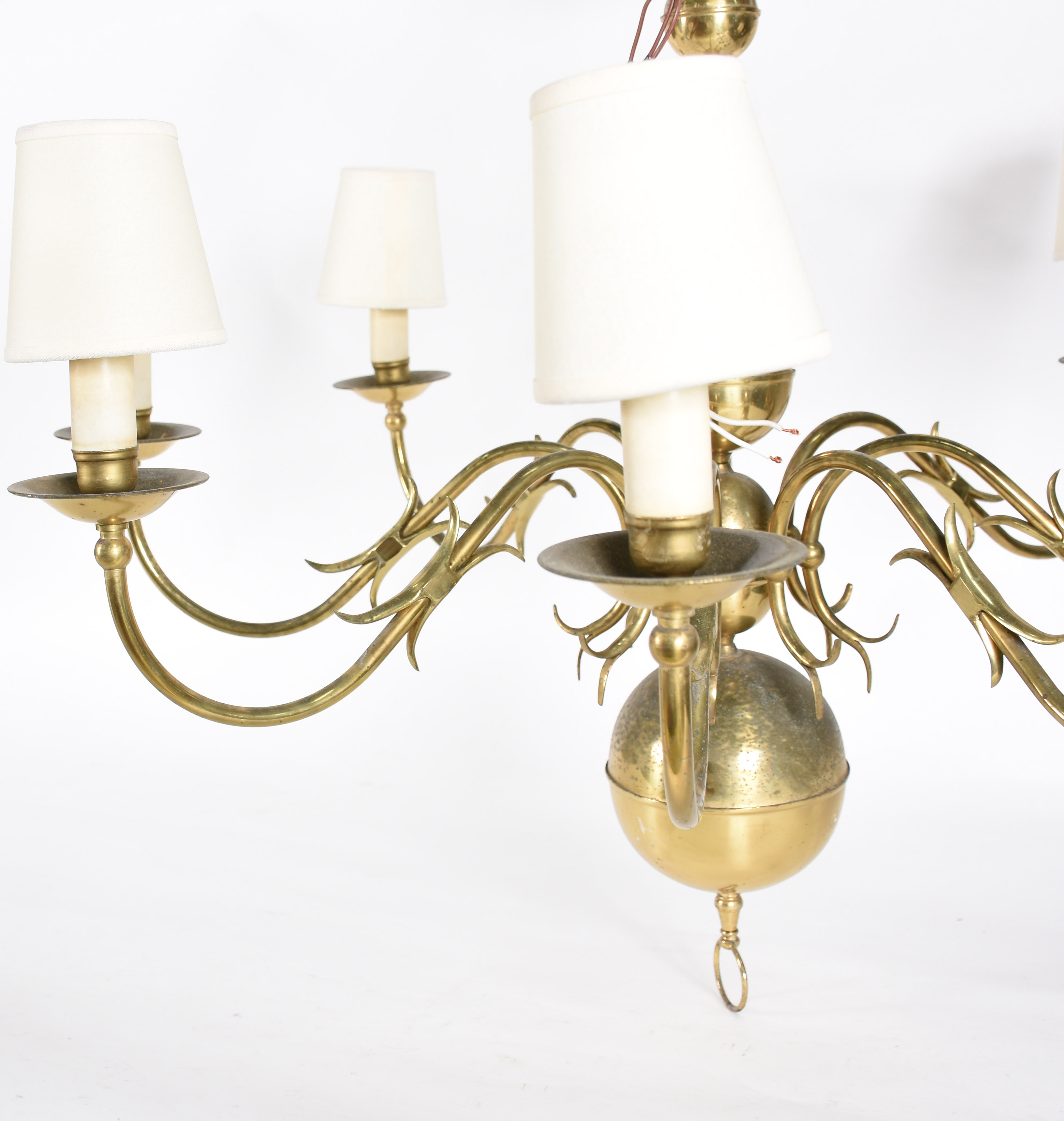 Lustre estilo holandês para 8 luzes, de metal dourado. - foto 2 de 2