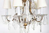 Lustre para 5 luzes com estrutura de metal dour... - Lustre para 5 luzes com estrutura de metal dourado e placas de cristal lapidado. (metal com oxidações).