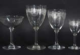 Serviço de cristal frances SAINT LOUIS, lavraçã... - Serviço de cristal frances SAINT LOUIS, lavração Manon, composto de 4 cálices para vinho tinto, 5 para vinho branco, 5 para licor e 5 raças para...