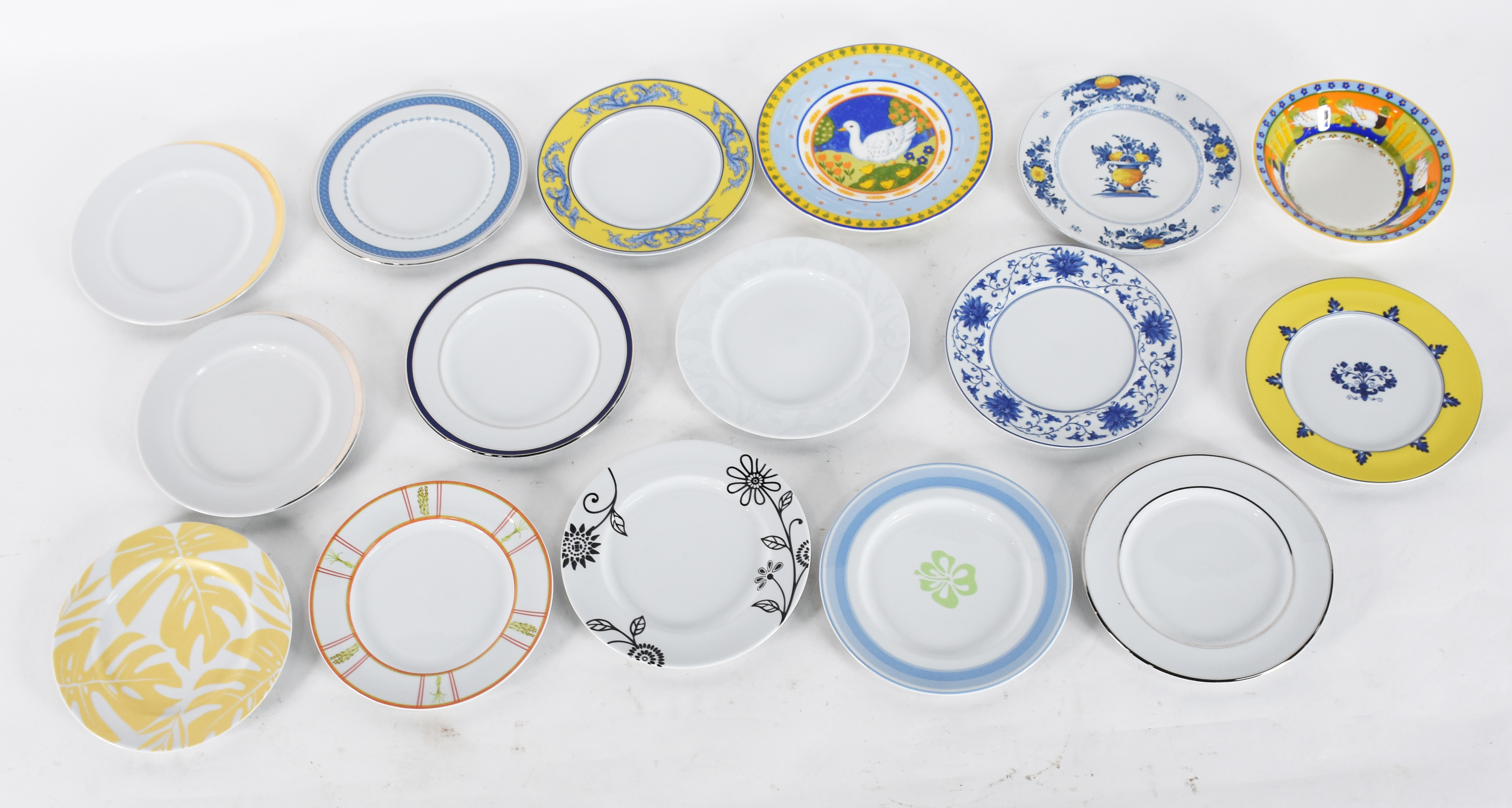 Conjunto de pratos de porcelana portuguesa VISTA ALEGRE, em diversas... - foto 1 de 5
