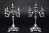 Par de candelabros de prata portuguesa contrast... - Par de candelabros de prata portuguesa contraste AGUIA para cinco velas cada. Altura 36 cm - Peso aproximado 3,100 kg.
