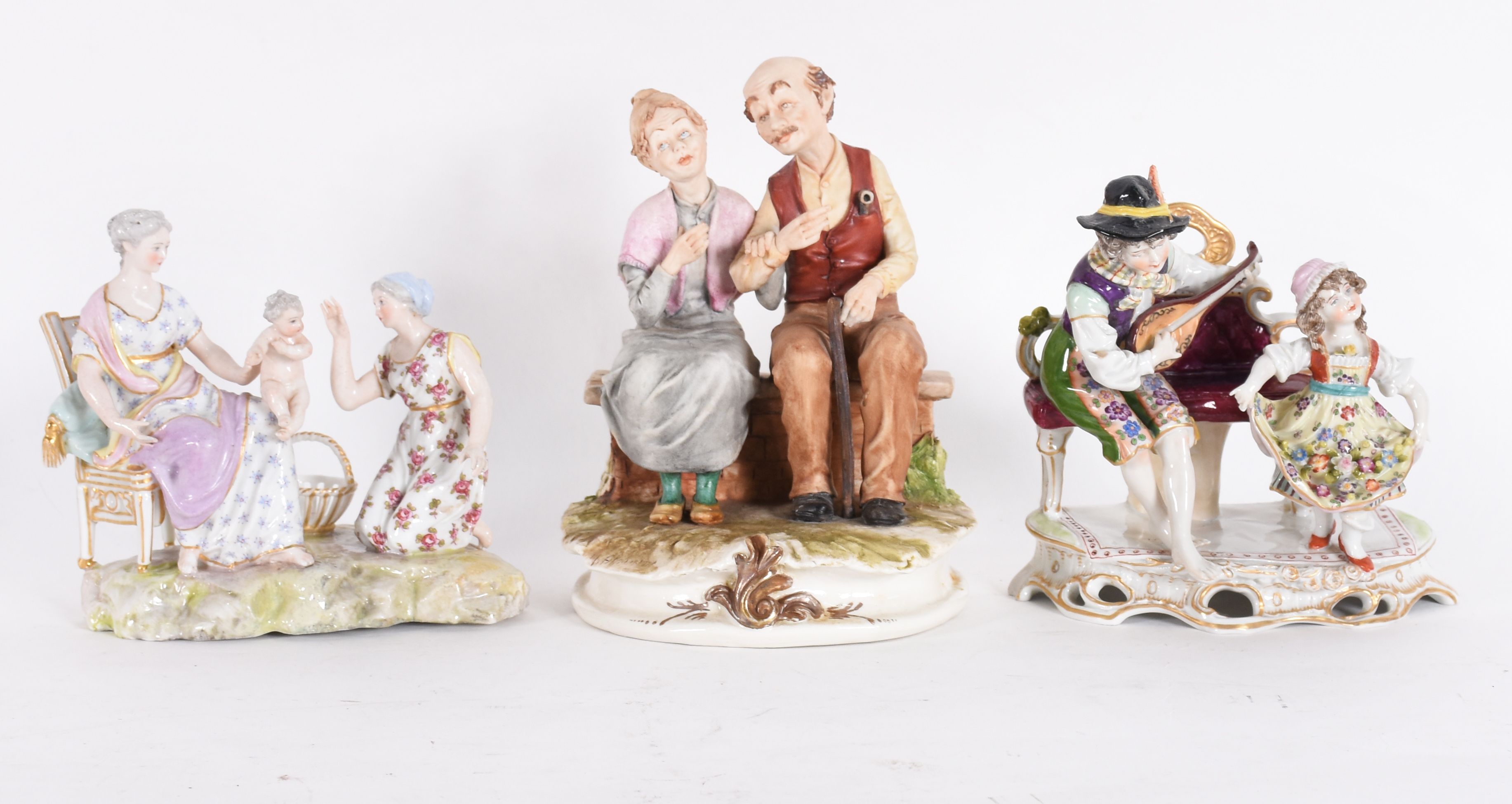 Tres grupo escultóricos, sendo dois de porcelana de Meissen... - foto 1 de 7