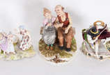 Tres grupo escultóricos, sendo dois de porcelan... - Tres grupo escultóricos, sendo dois de porcelana de Meissen representando Jovem com viola e criança (faltando um dedinho); Mulheres com anjo; e ...