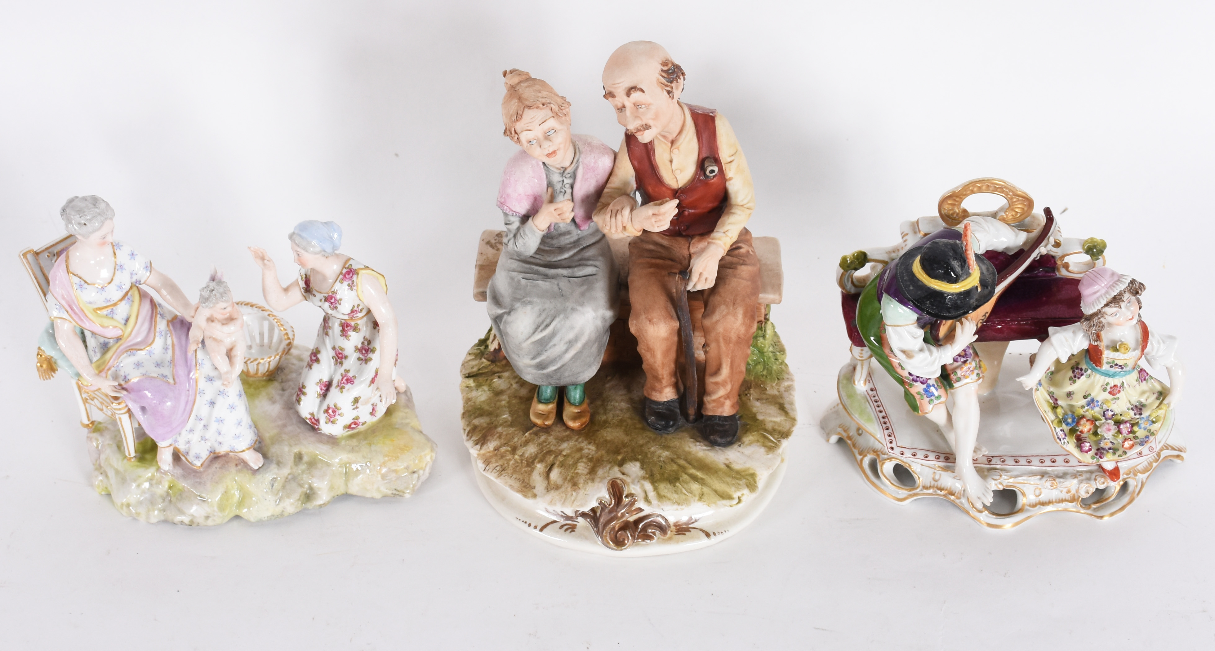 Tres grupo escultóricos, sendo dois de porcelana de Meissen... - foto 2 de 7