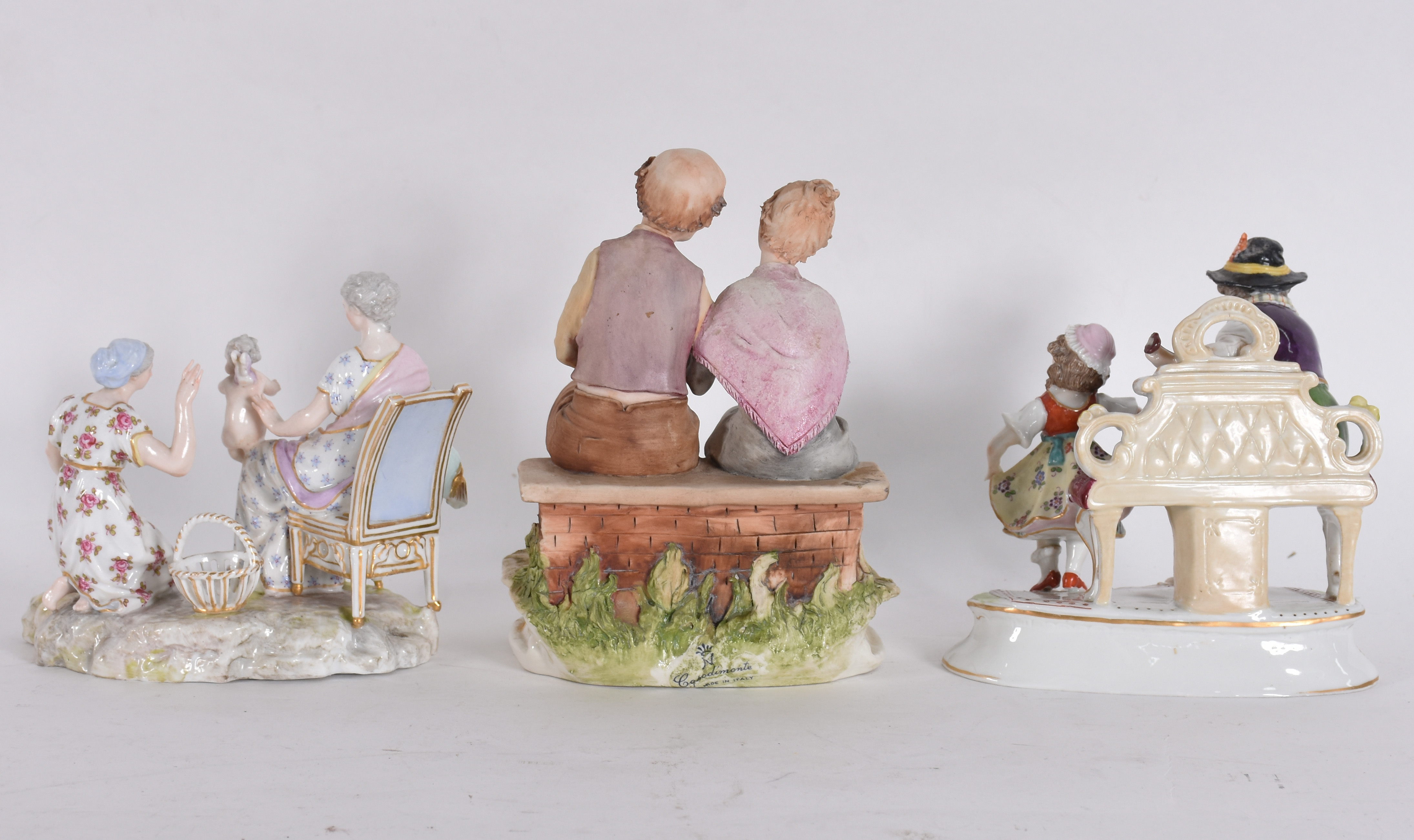 Tres grupo escultóricos, sendo dois de porcelana de Meissen... - foto 3 de 7