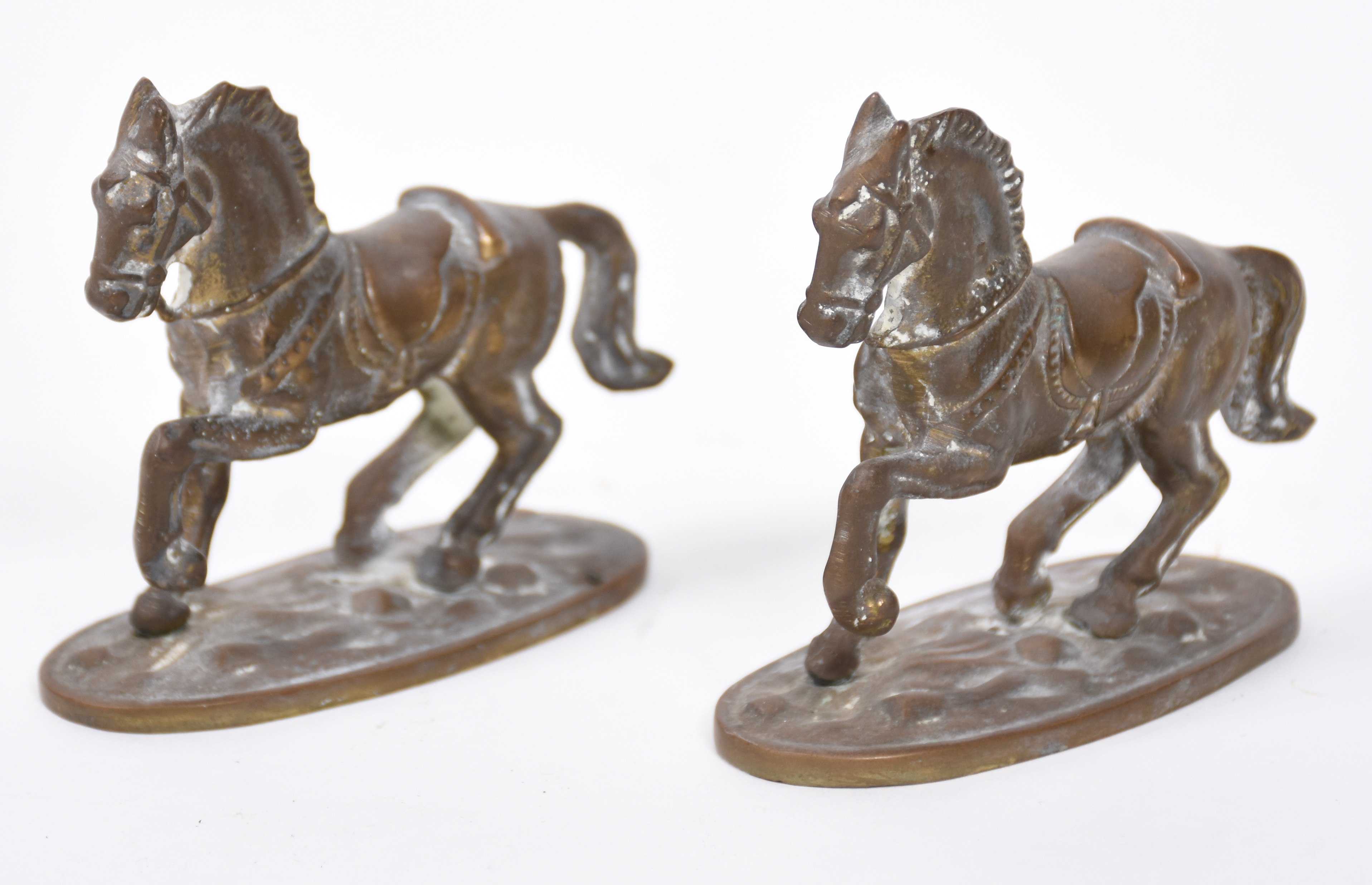 Par de pequenas estatuetas de bronze representando cavalos. - foto 1 de 4