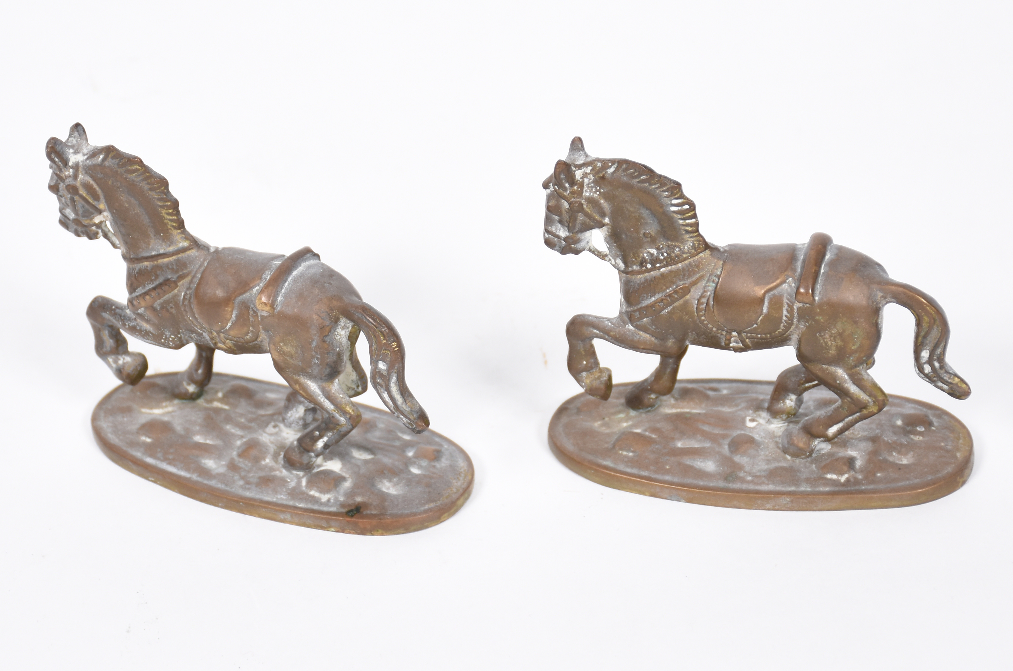 Par de pequenas estatuetas de bronze representando cavalos. - foto 2 de 4