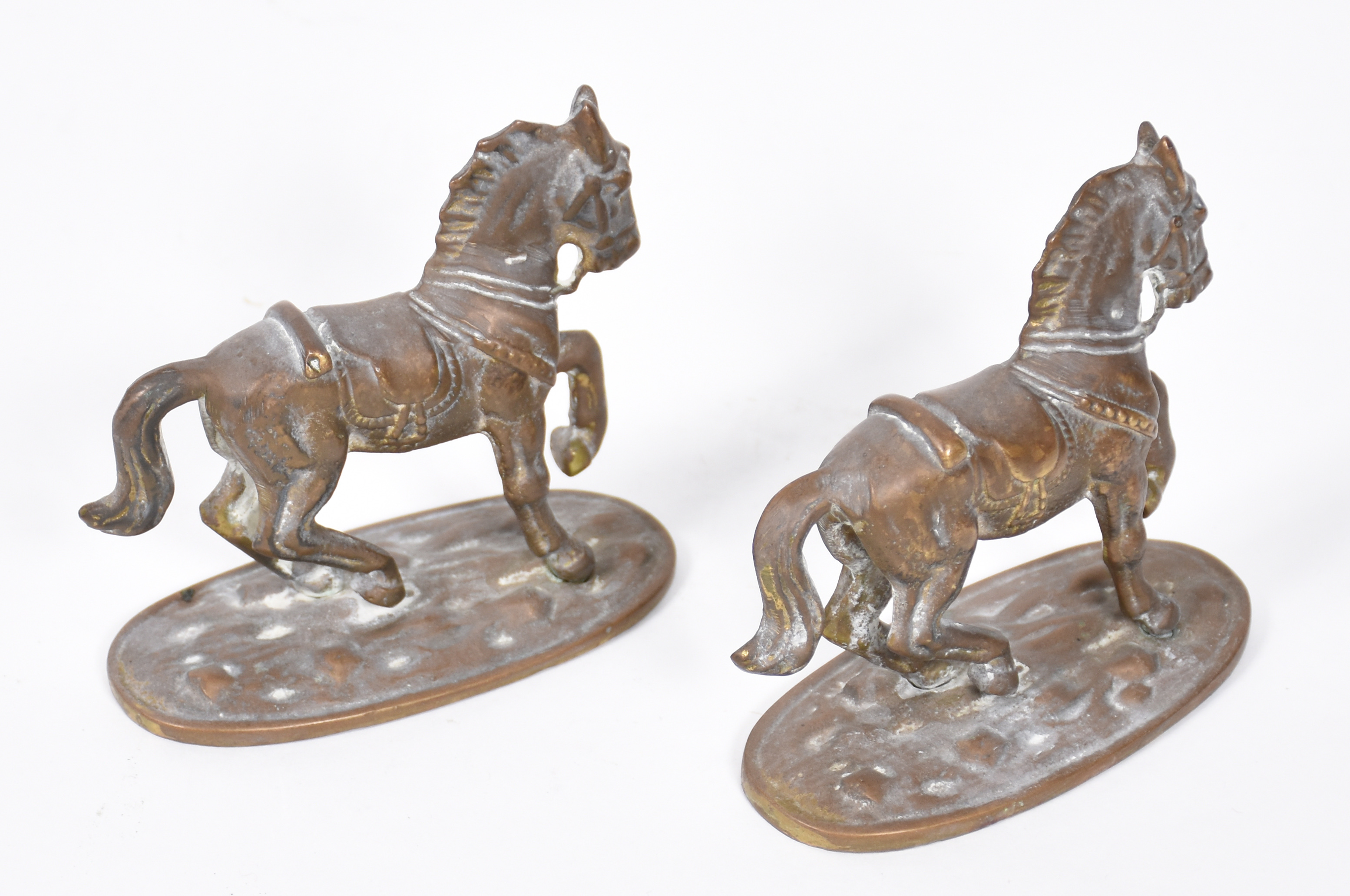 Par de pequenas estatuetas de bronze representando cavalos. - foto 3 de 4