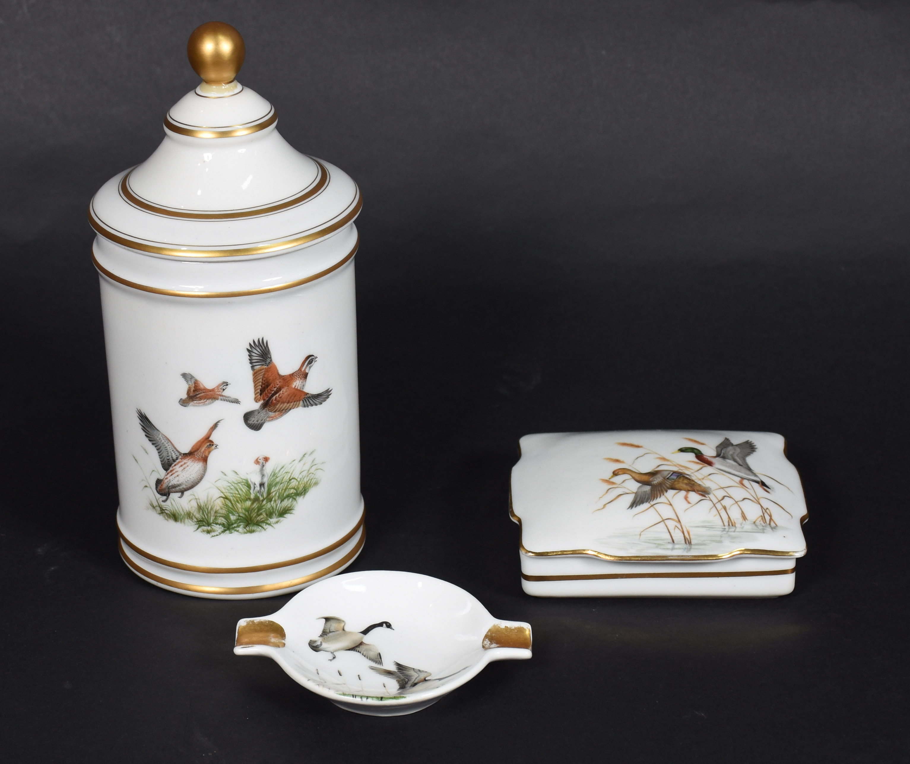 Conjunto com 3 peças de porcelana Saler sendo, uma caixinha com tampa... - foto 1 de 7