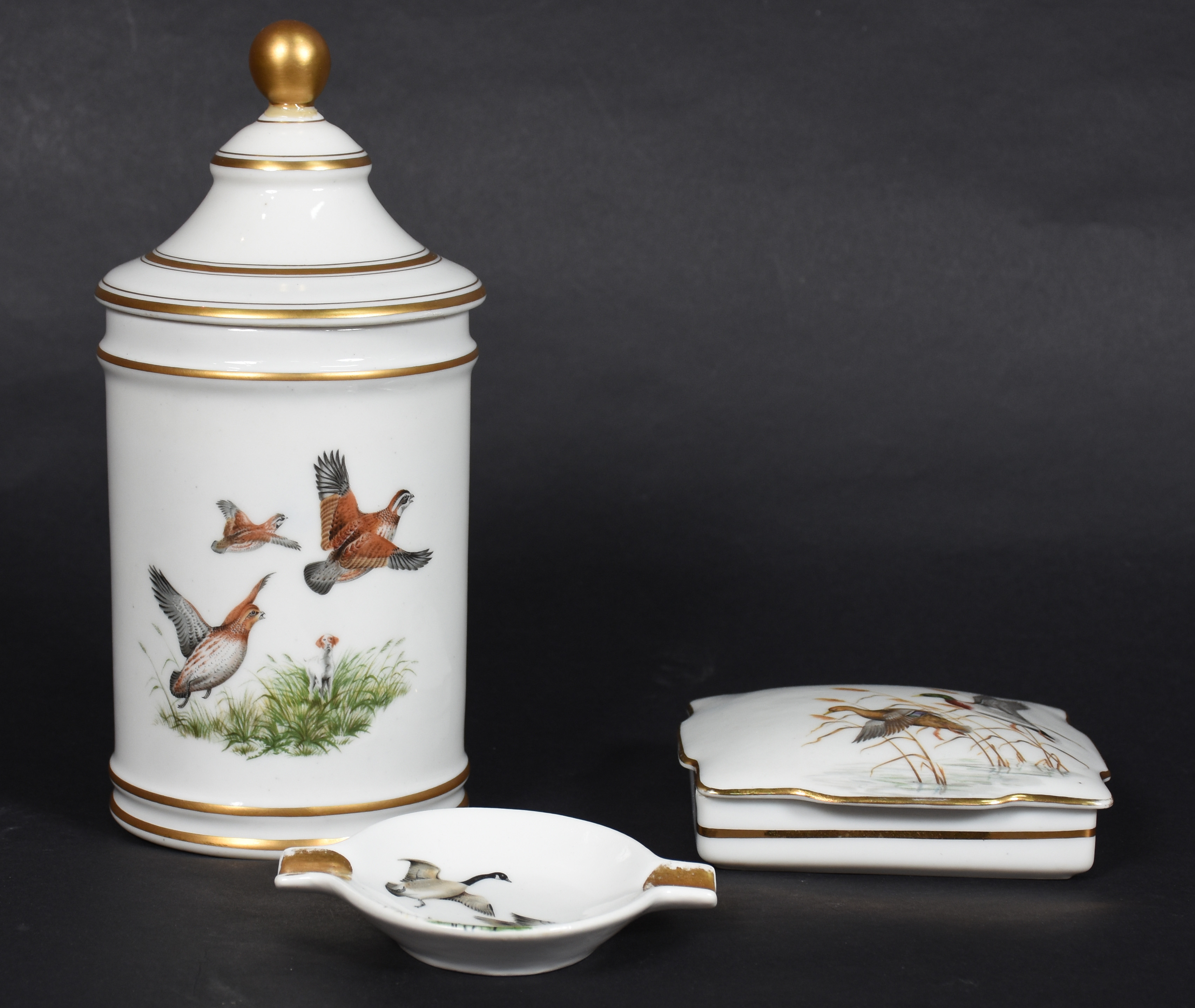 Conjunto com 3 peças de porcelana Saler sendo, uma caixinha com tampa... - foto 2 de 7