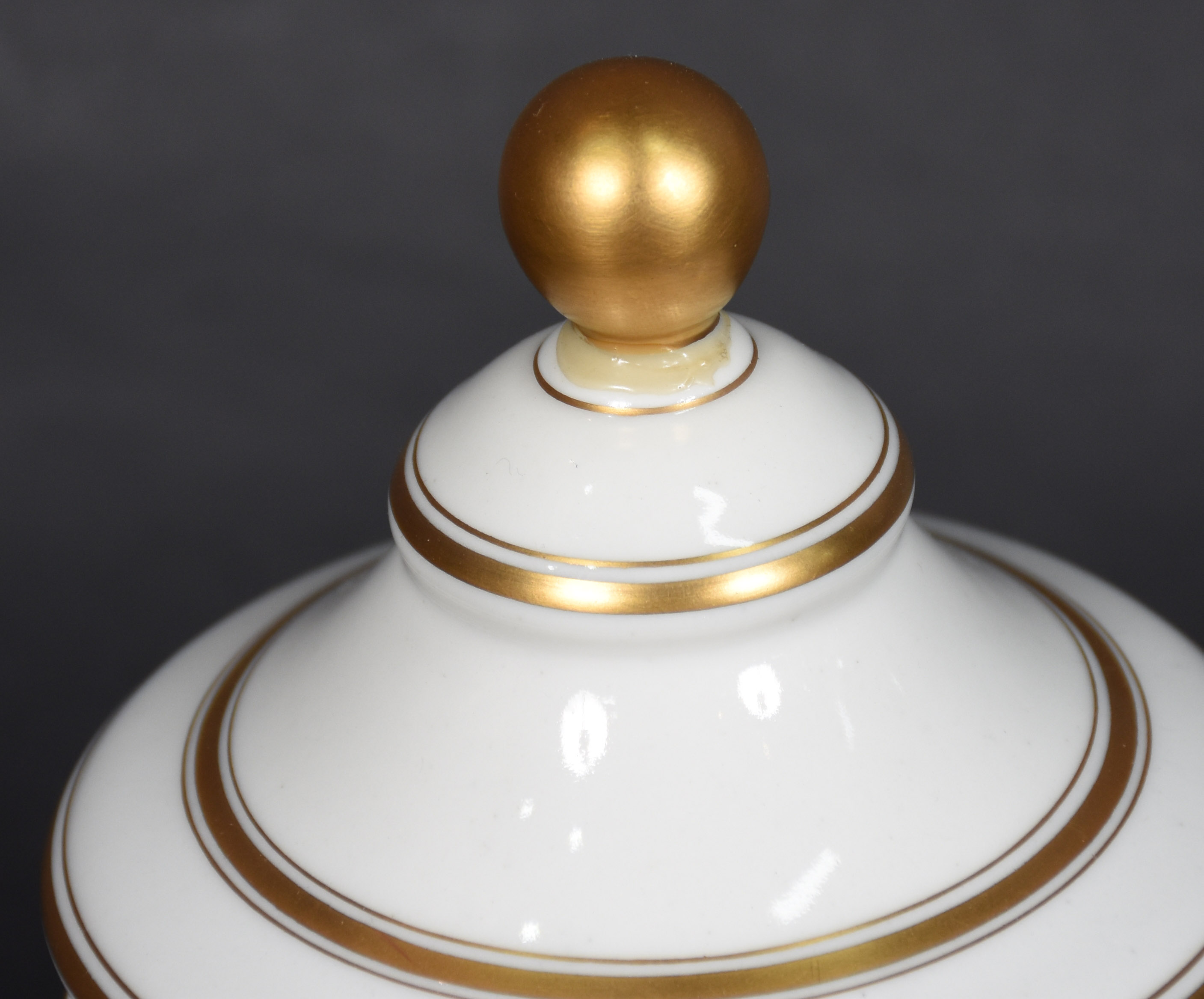 Conjunto com 3 peças de porcelana Saler sendo, uma caixinha com tampa... - foto 3 de 7