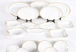 Aparelho de jantar de porcelana branca com fris... - Aparelho de jantar de porcelana branca com friso dourado composto de 58 pratos rasos, 28 pratos de sobremesa, 19 pratos fundos,  9 travessas ova...