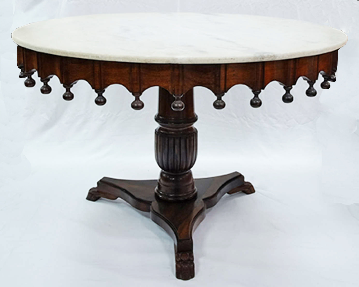 Mesa de apresentação feitio redondo, de jacarandá, saia com bilros... - foto 1 de 3