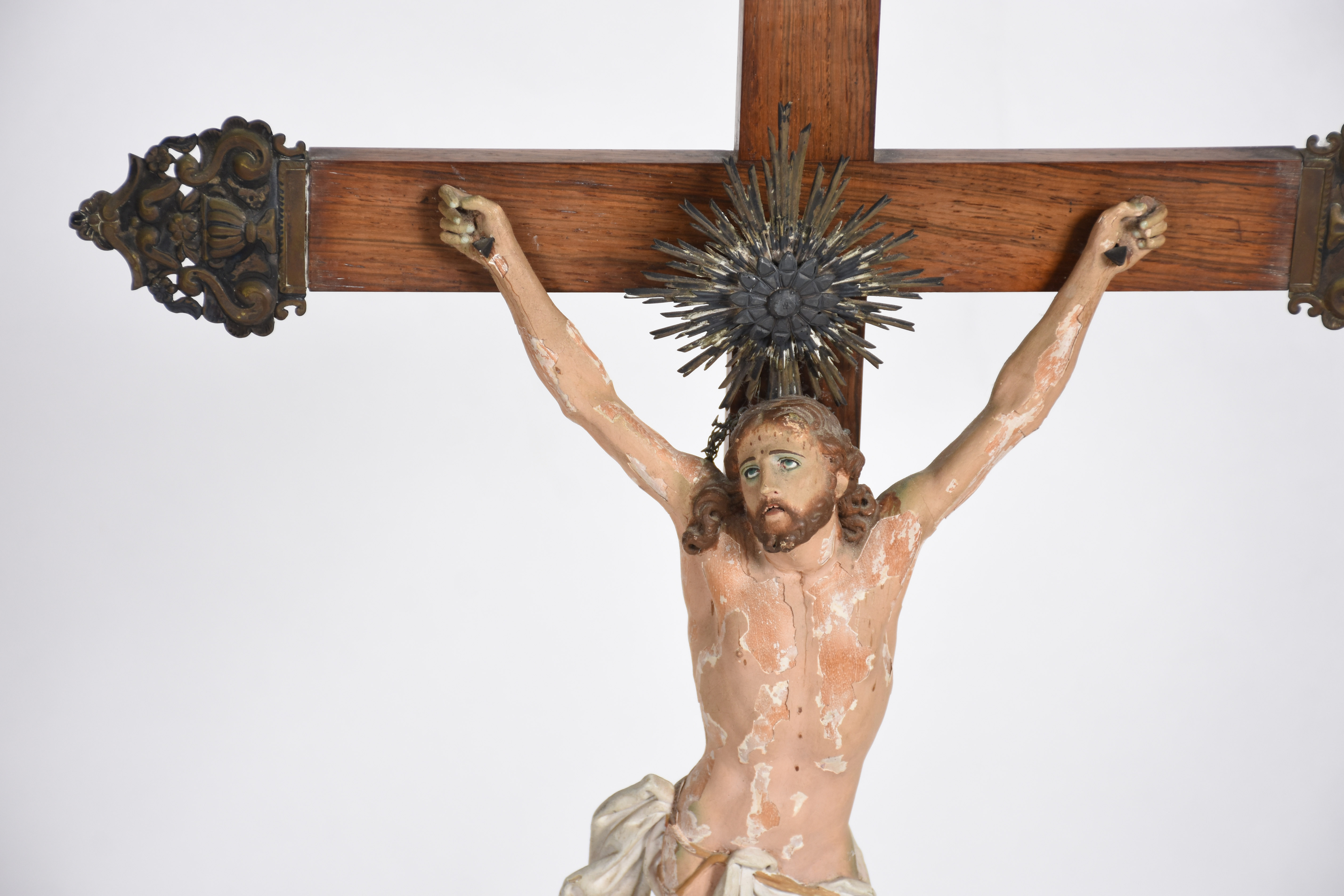 Antigo crucifixo de madeira nobre com figura de Cristo ricamente... - foto 3 de 4