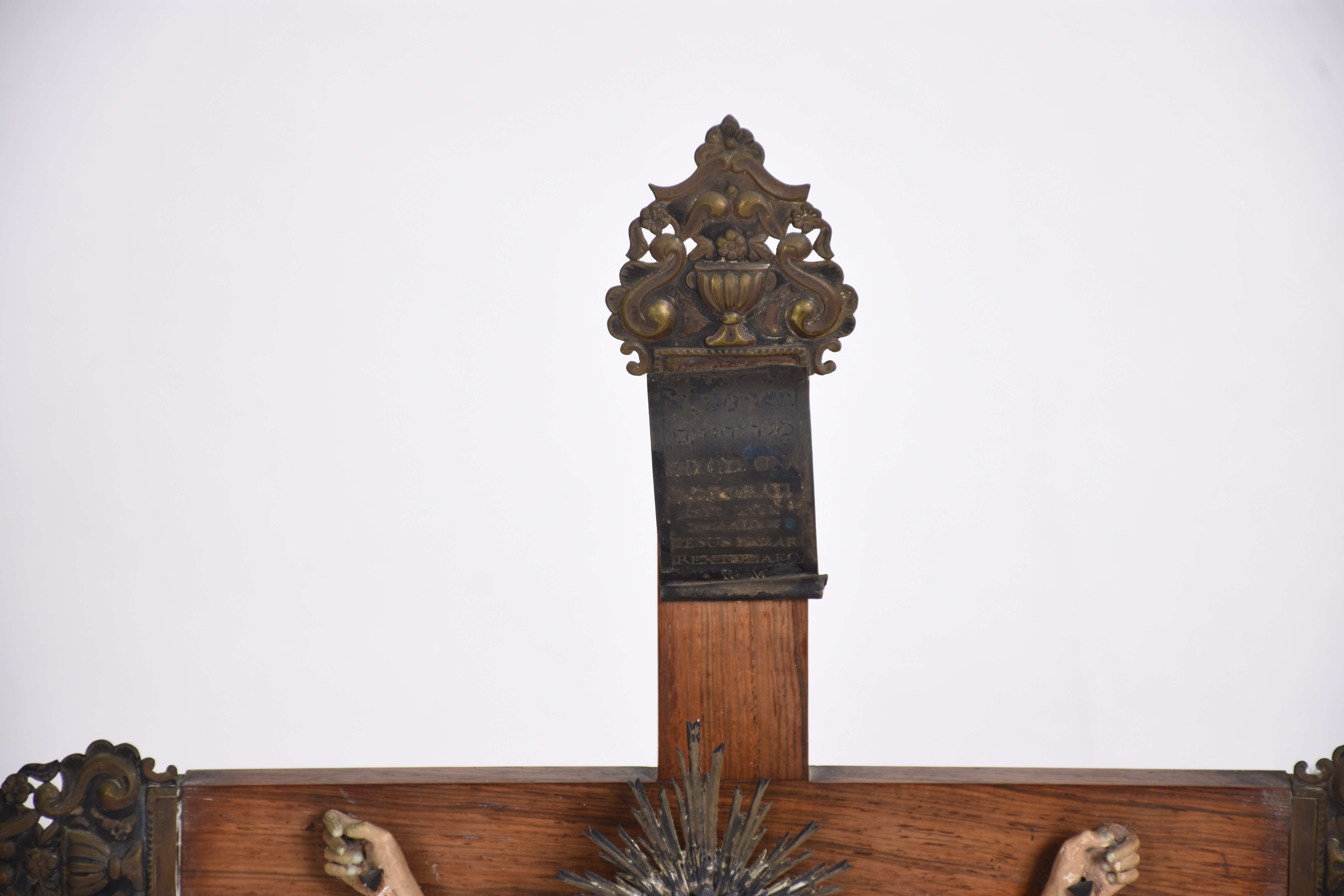 Antigo crucifixo de madeira nobre com figura de Cristo ricamente... - foto 4 de 4