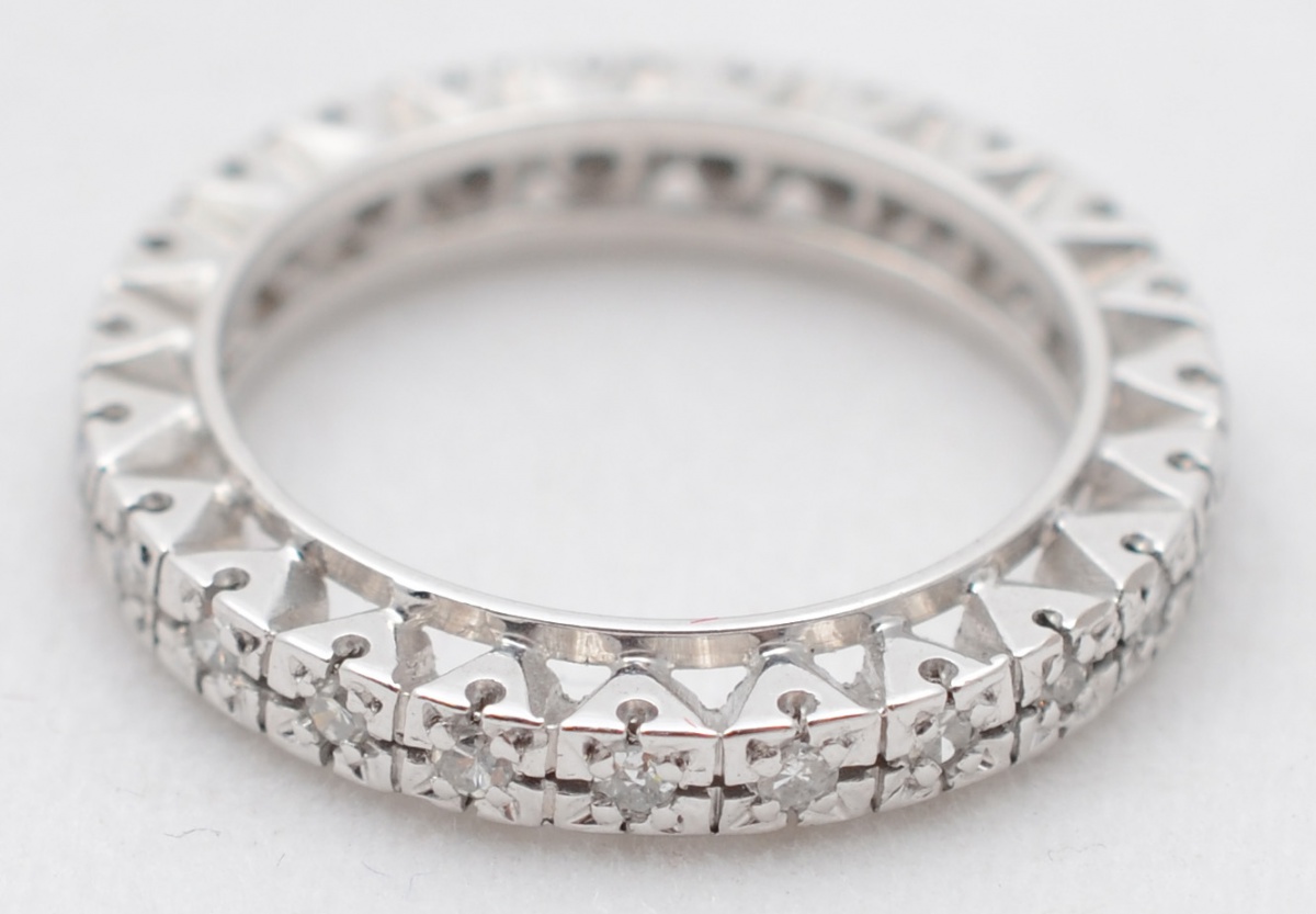 Aliança completa de ouro branco com aproximadamente 1.0 ct de...
