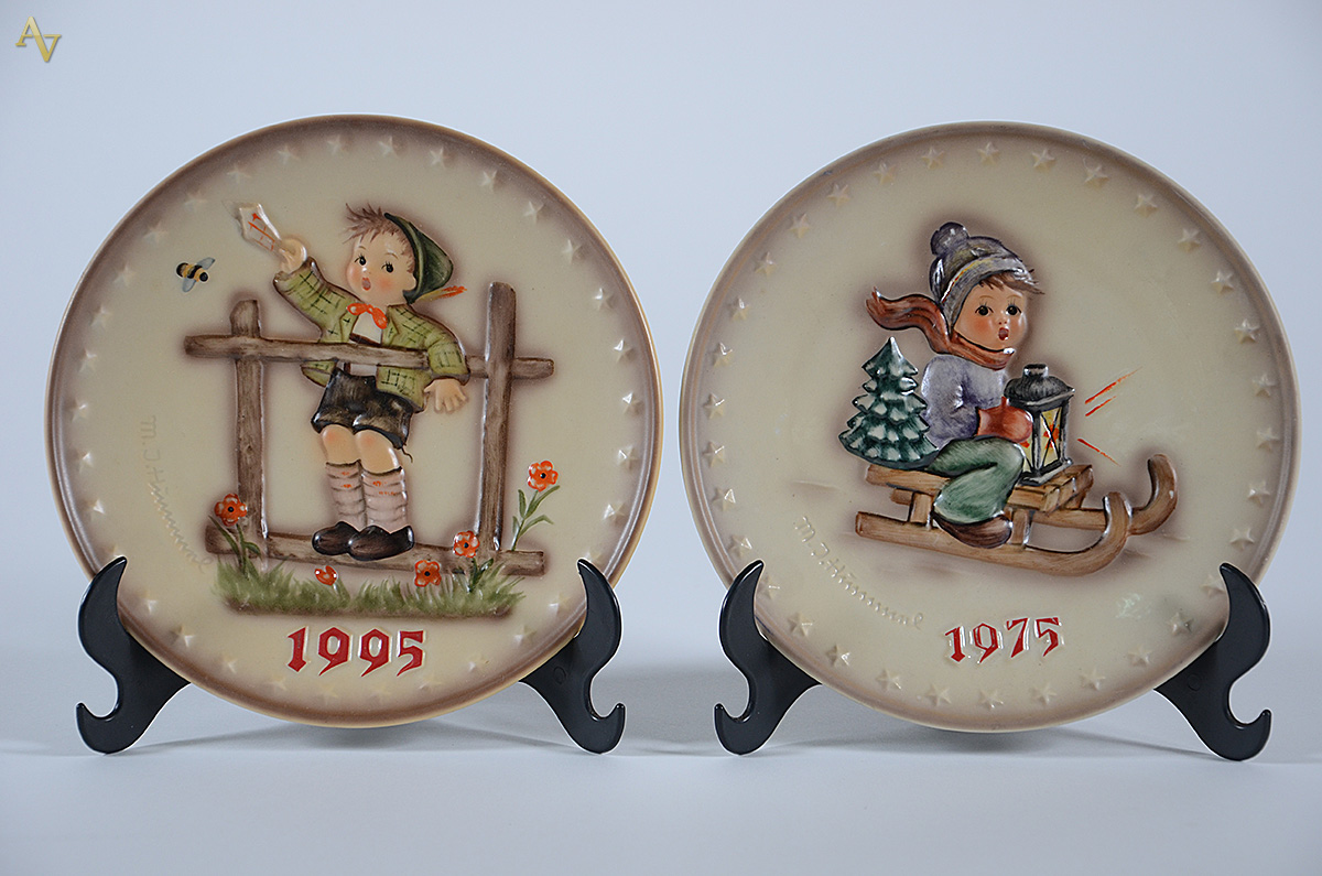 Dois pratos de porcelana alemã GOEBEL decorados com figuras de... - foto 1 de 3