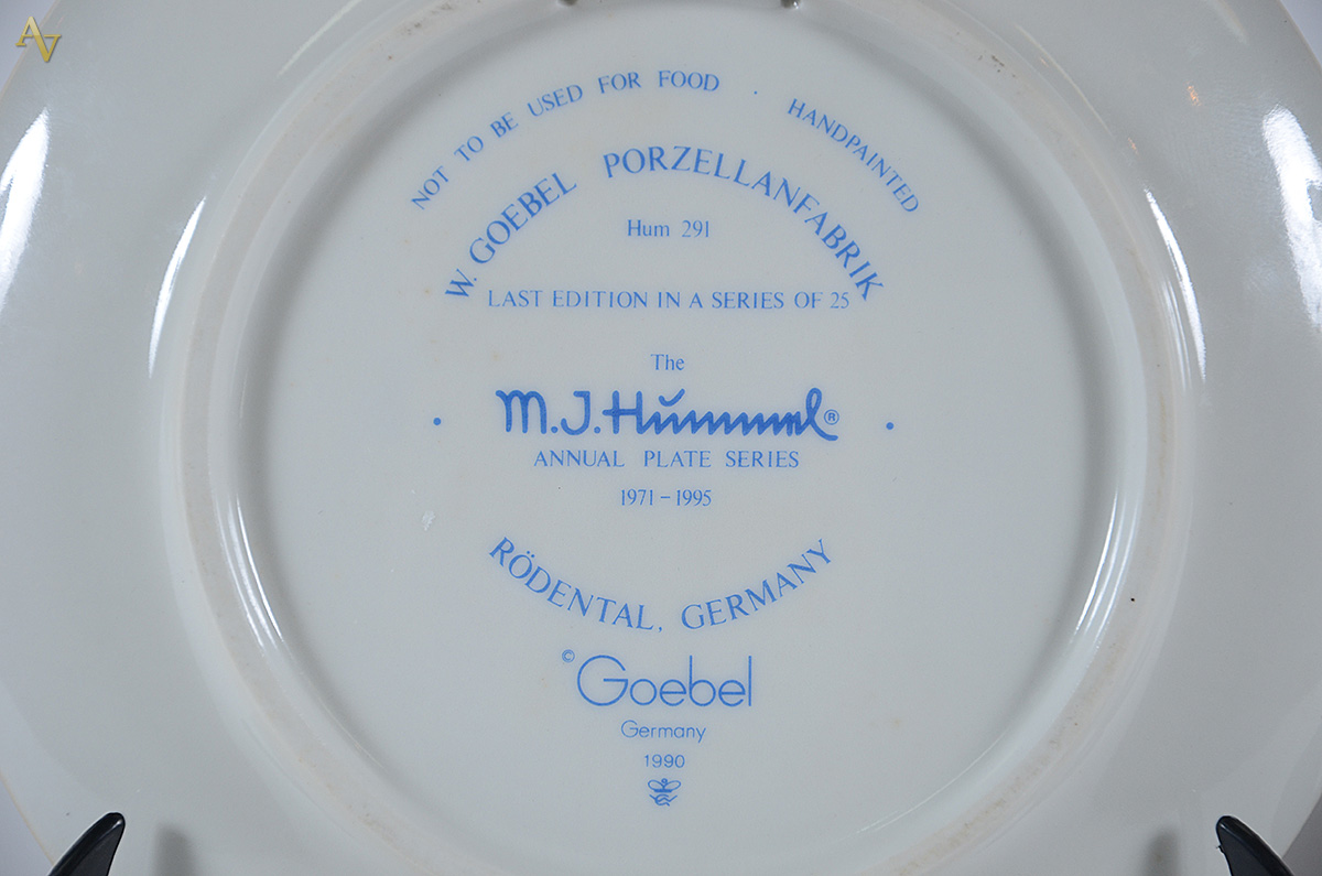 Dois pratos de porcelana alemã GOEBEL decorados com figuras de... - foto 2 de 3